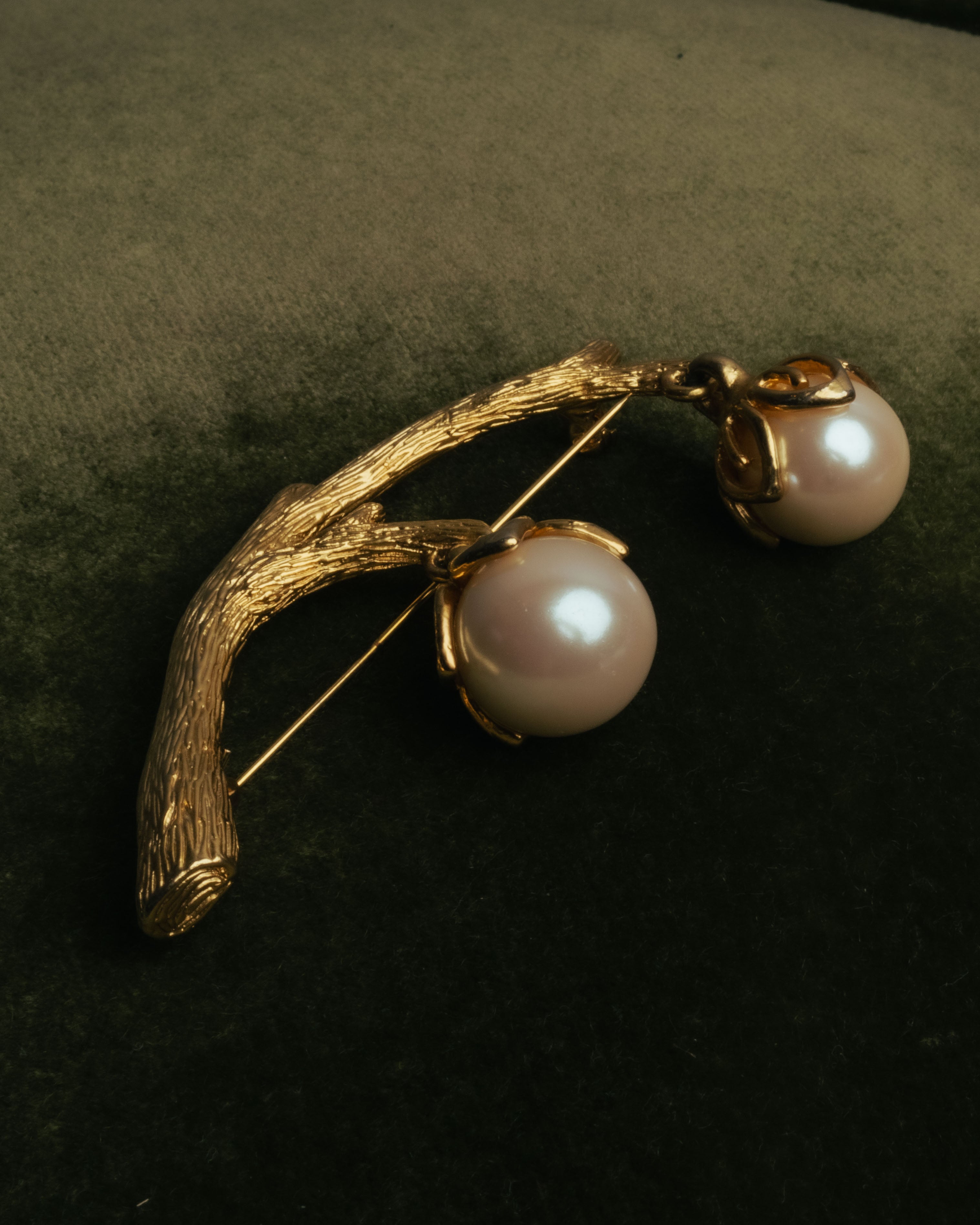 “KENZO” 80’s-90’s Sculptural branch pearl brooch
