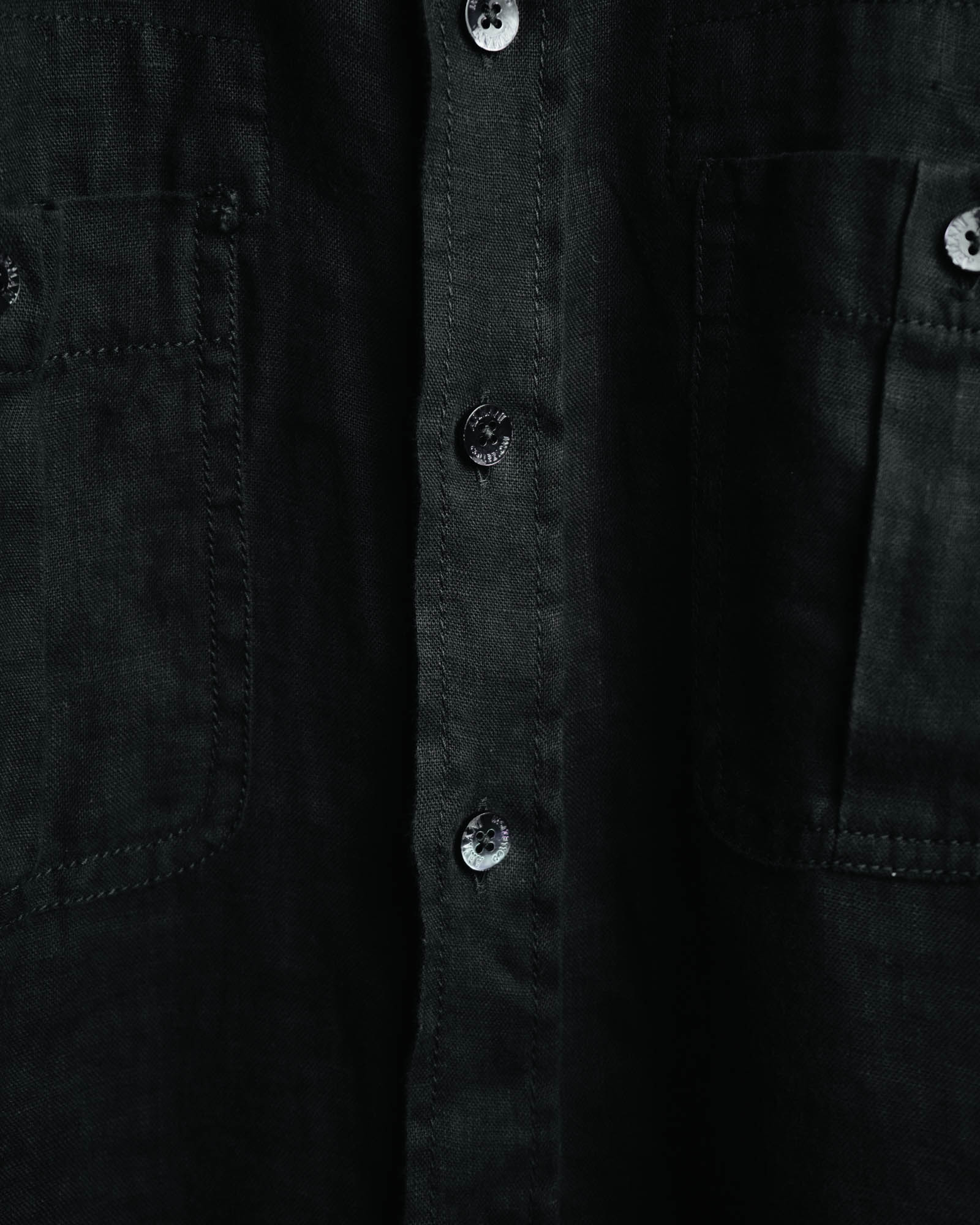 -MOOD MILLÉSIMES- 00’s black linen epaulet half-sleeve shirt by “ARMANI COLLEZIONI”