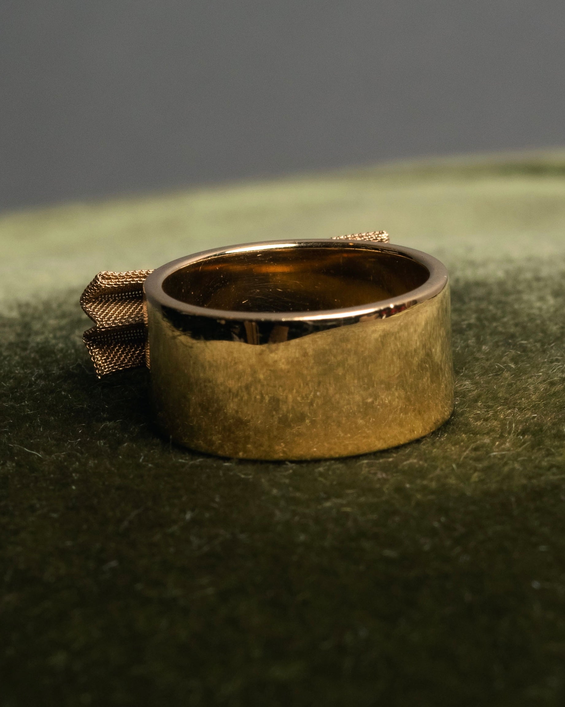 “Chloé” 2010’s mesh ribbon gold ring