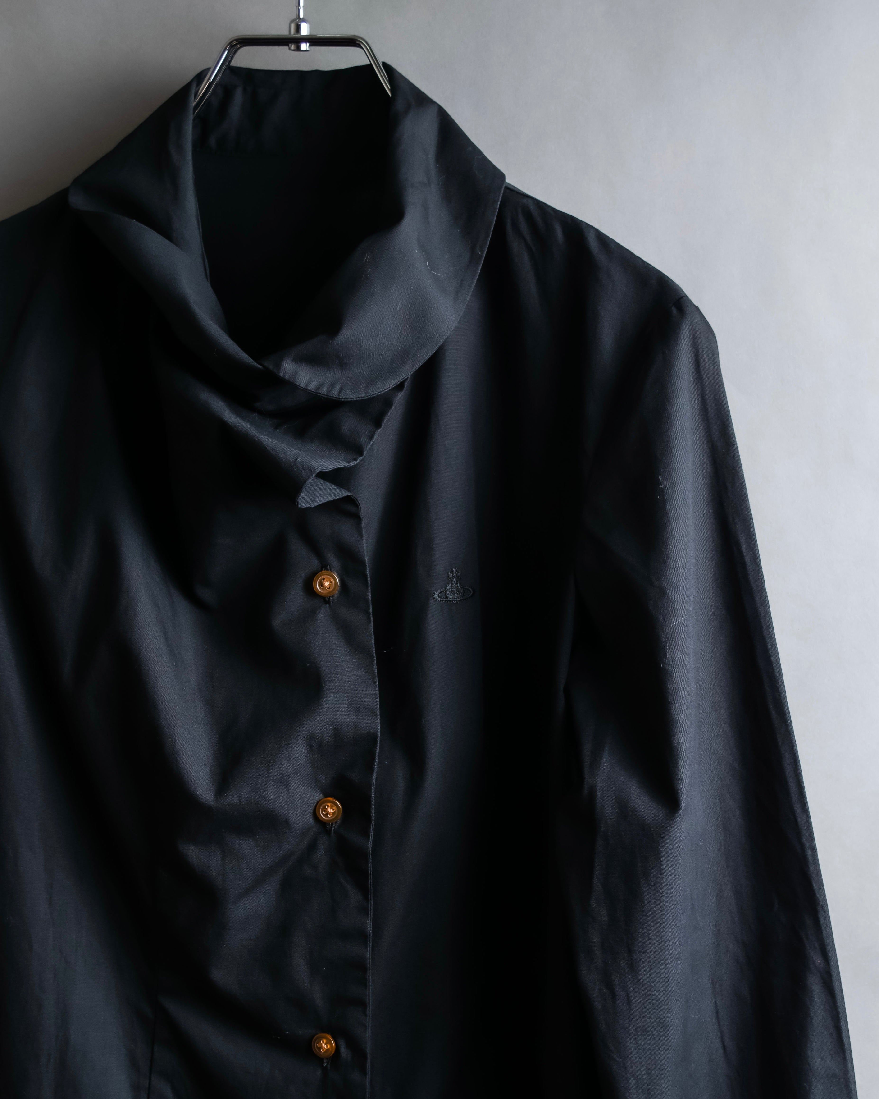 "Vivienne Westwood RED LABEL"
 Draped neck design black cotton shirt