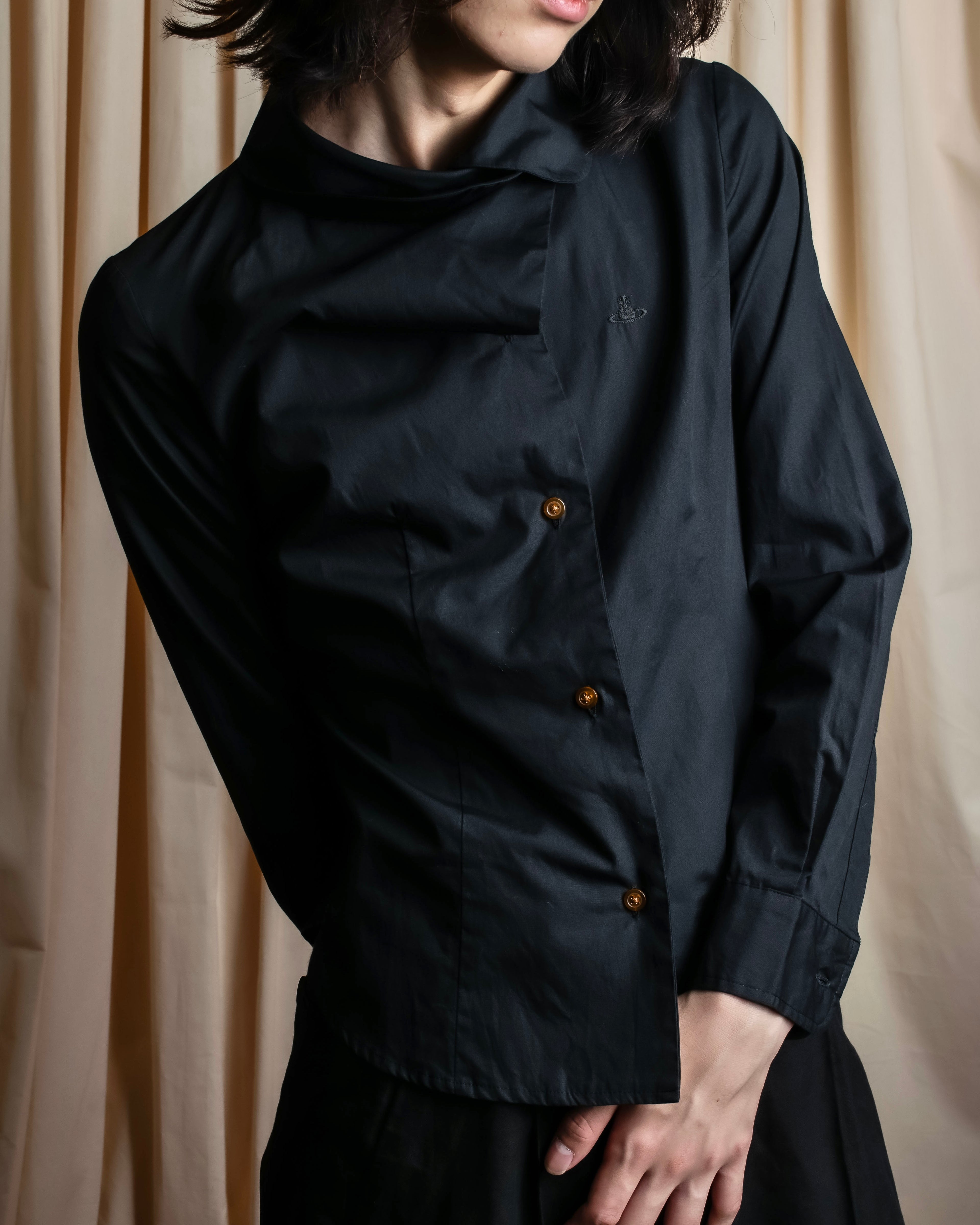 "Vivienne Westwood RED LABEL"
Draped neck design black cotton shirt