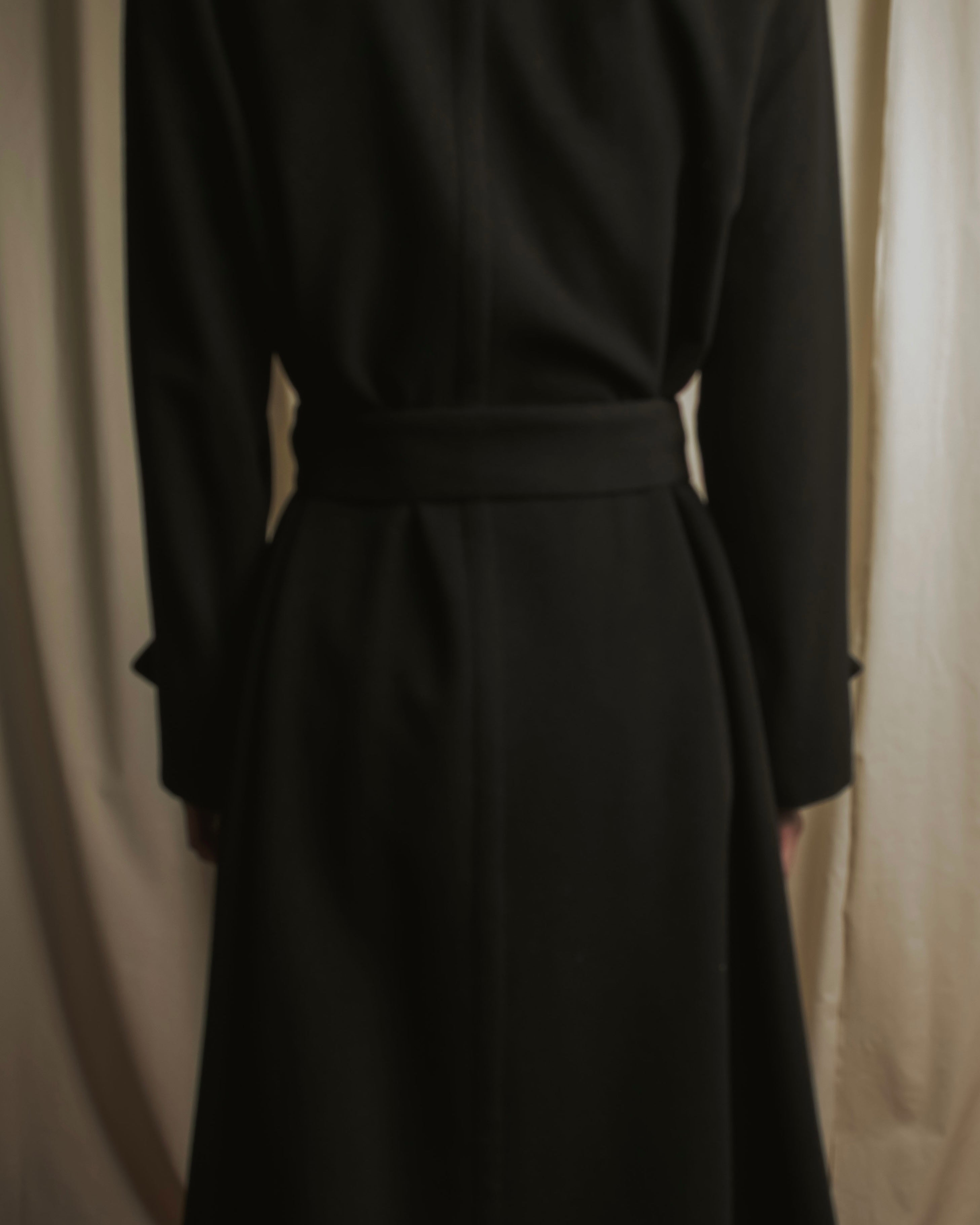 Abrigo envolvente con cinturón de los años 90 de Christian Dior