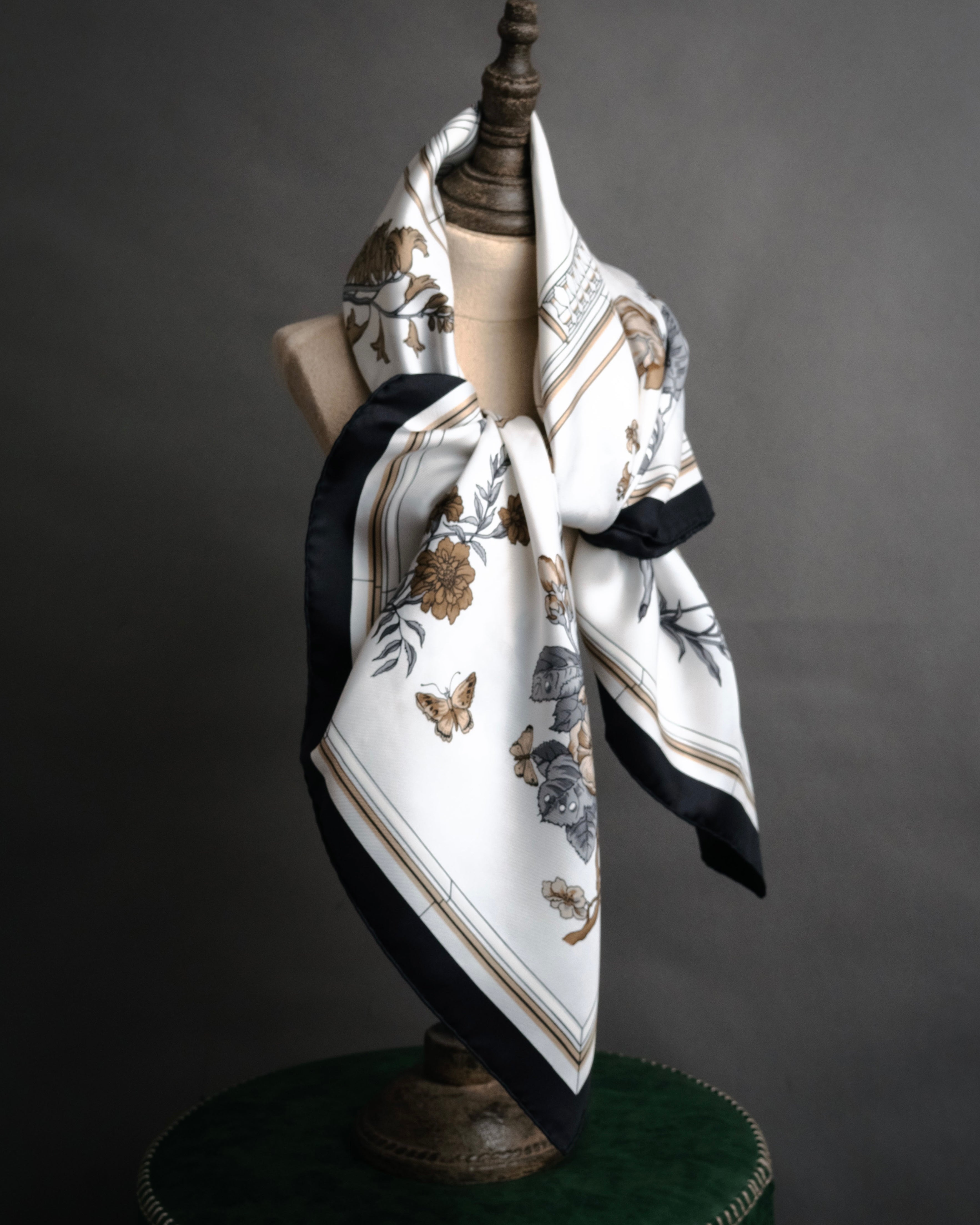 HERMES” 90's-00's Quai aux fleurs silk scarf – MOOD