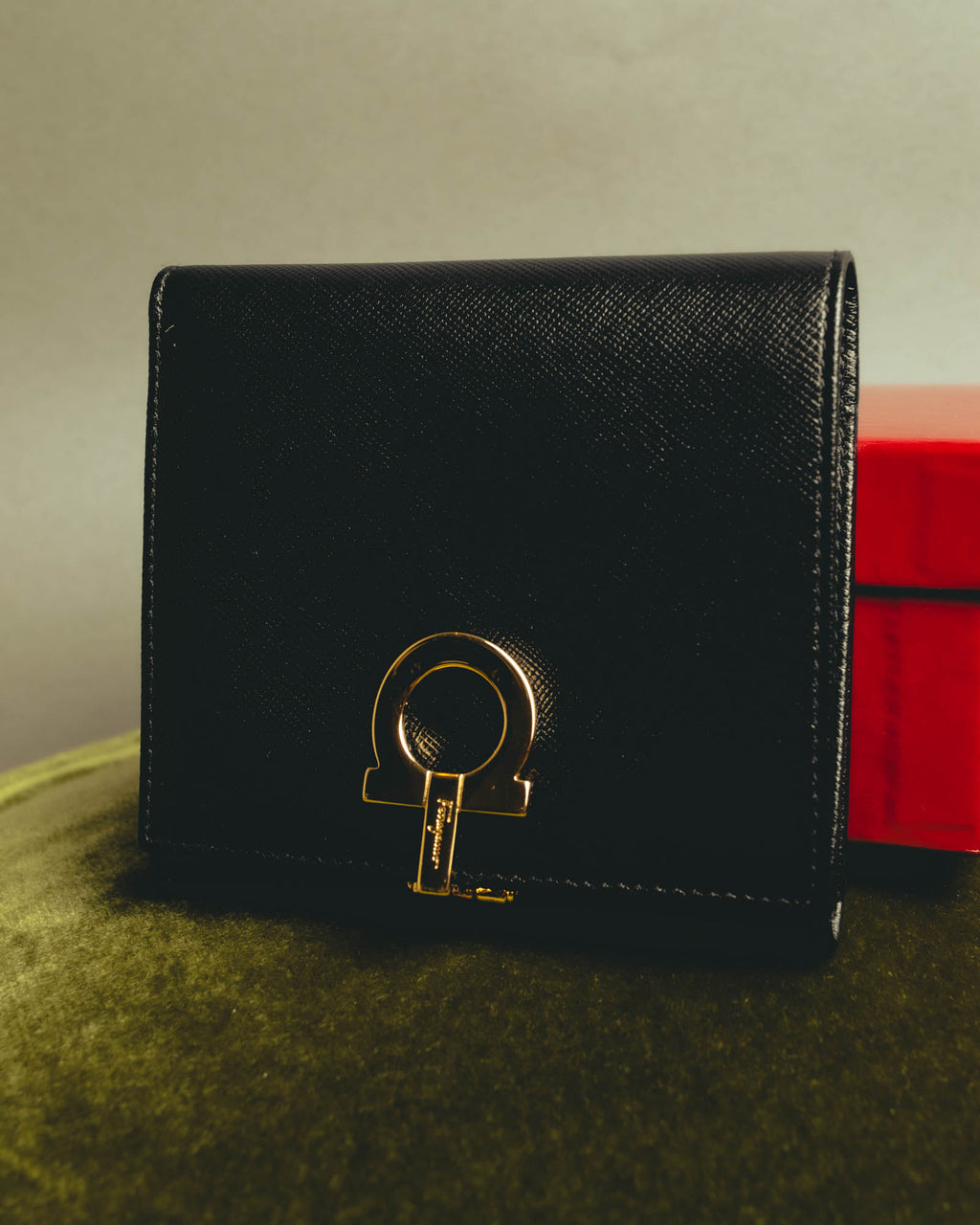 "Salvatore Ferragamo" 80's–00's Classic gancini bifold wallet