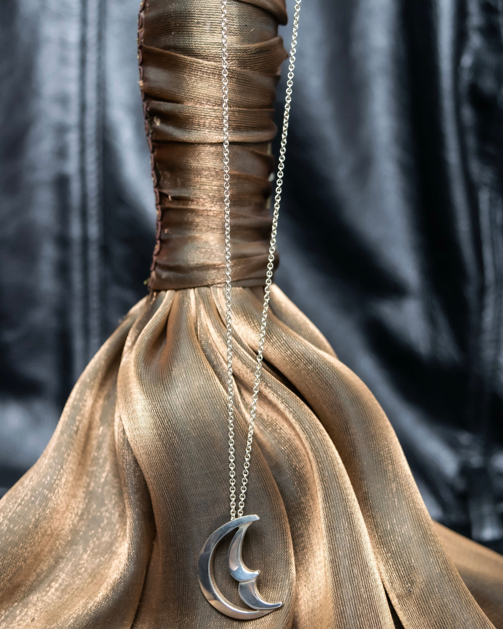 "Tiffany&Co" Crescent moon paloma picasso necklace