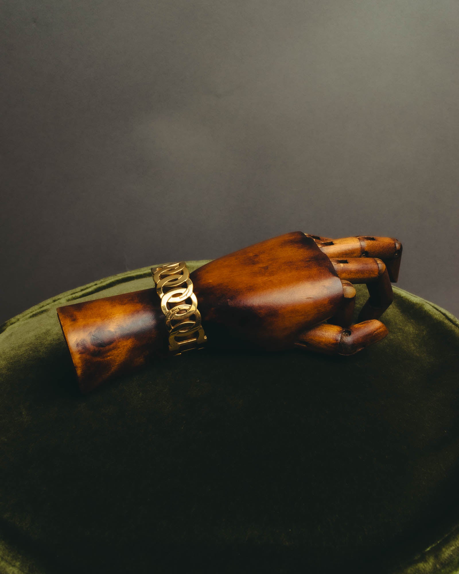 “Salvatore Ferragamo” 90’s-00’s Gancini motif gold bangle