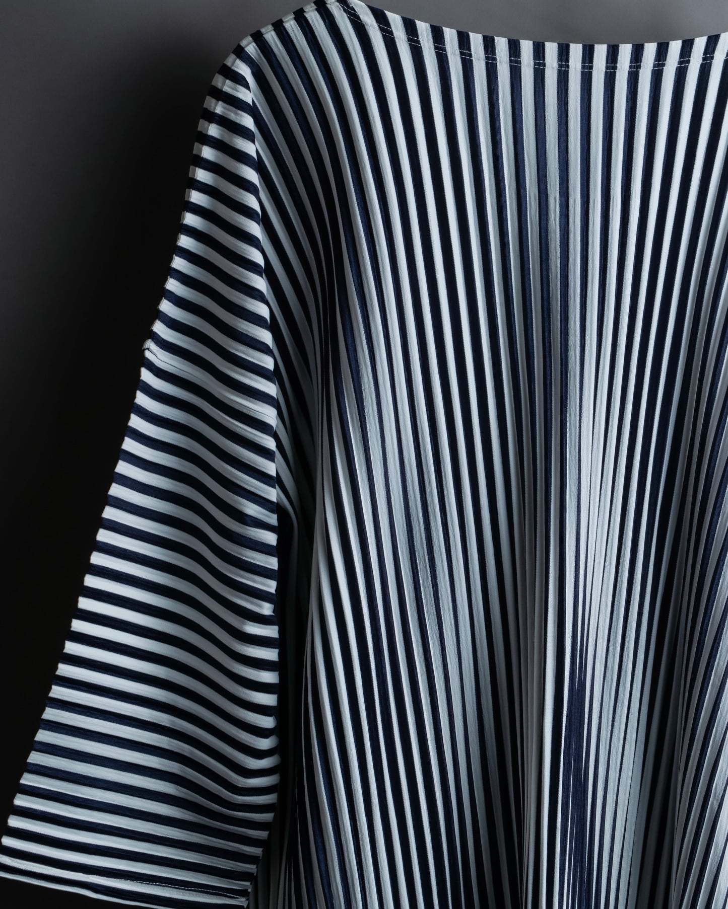 "PLEATS PLEASE ISSEY MIYAKE" Monotone color pleated oversized tops