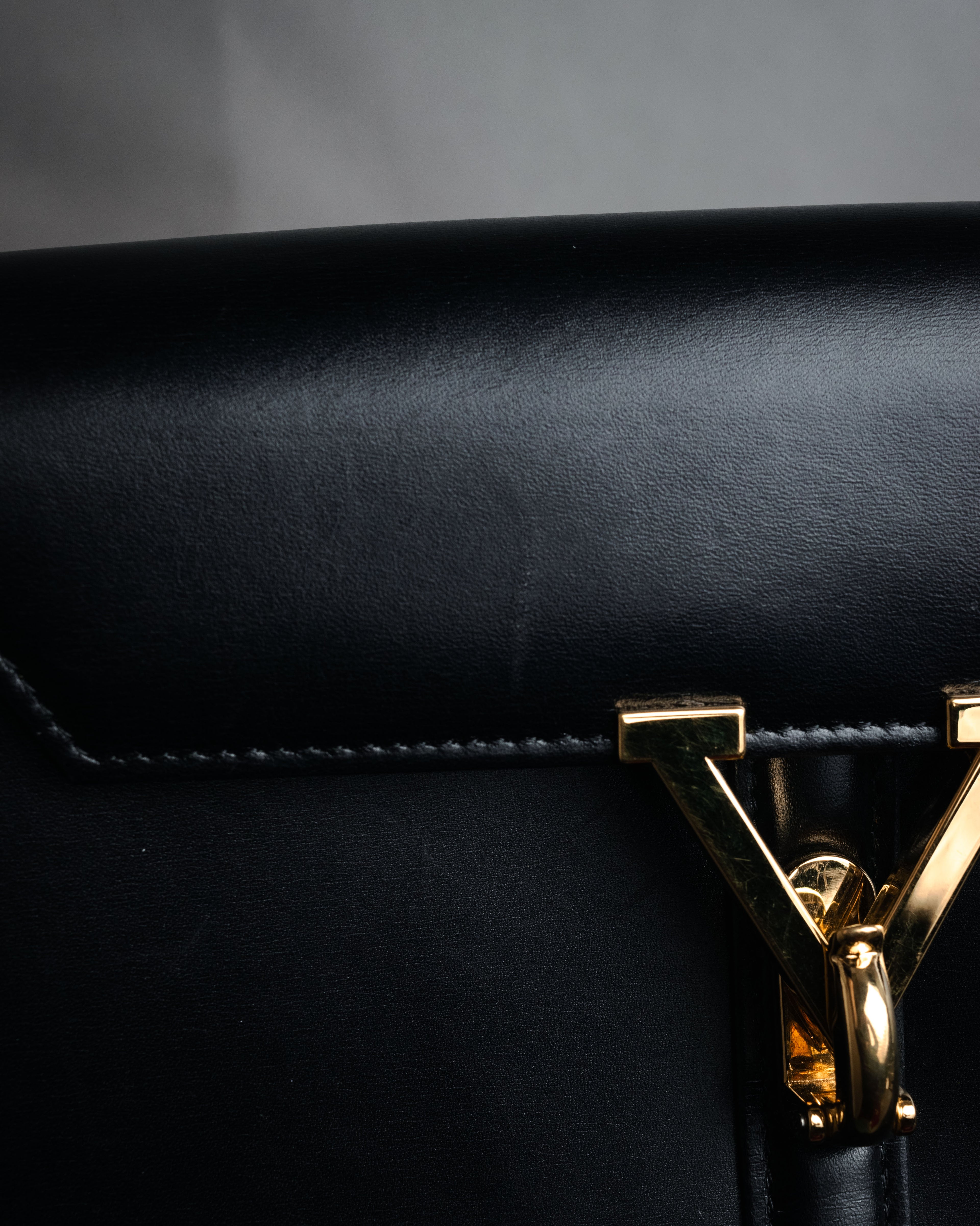 “VALENTINO GARAVANI” 80’s-90’s V clasp top handle bag