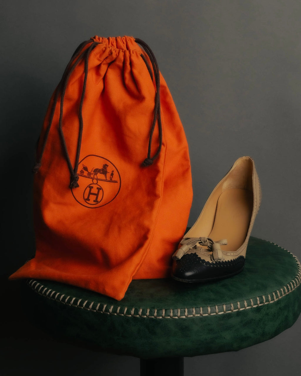 "HERMÈS" 80's-90's Classic bi-color leather tassel brogue pumps
