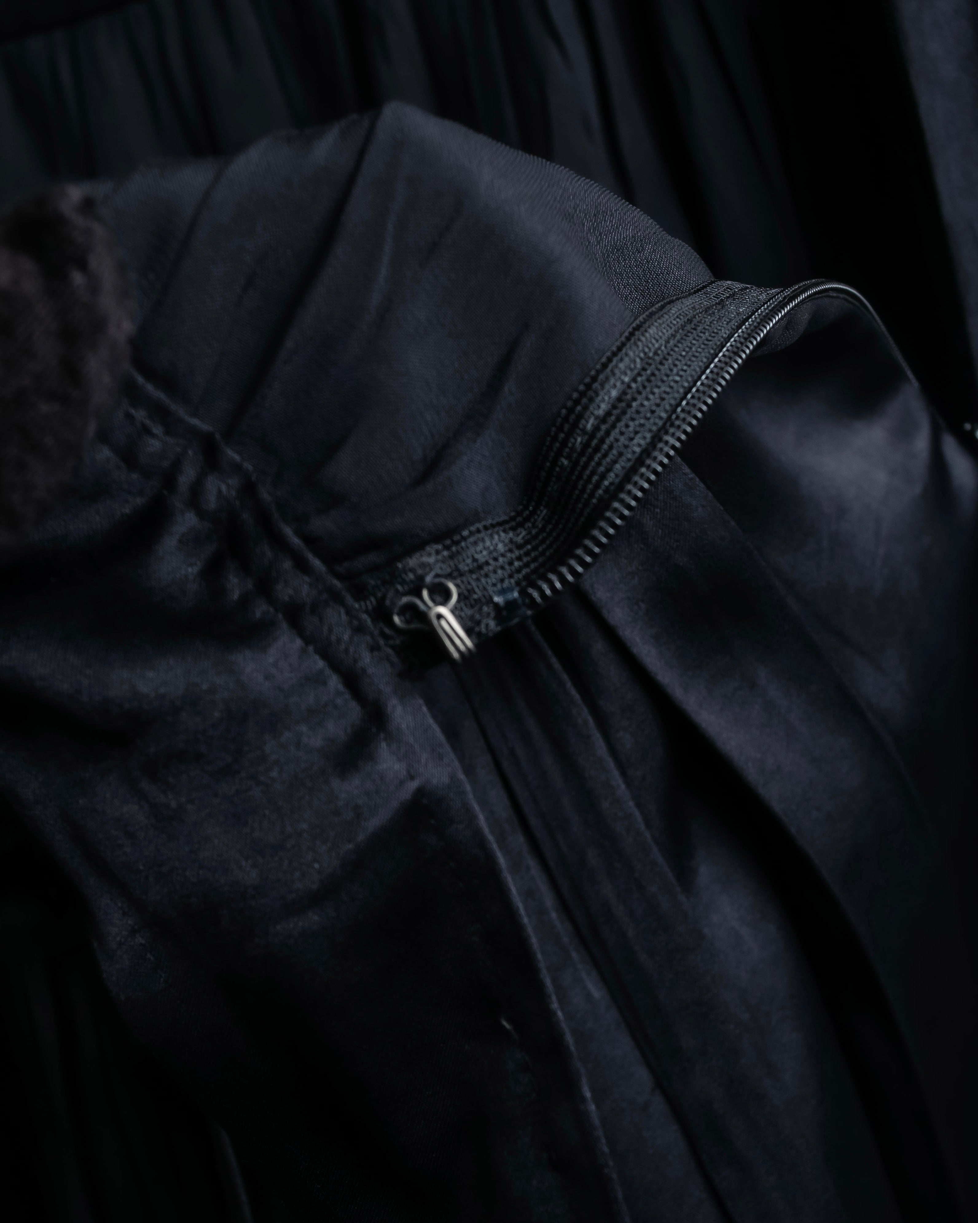 "ISSEY MIYAKE" Ribbon belt design pleats skirt