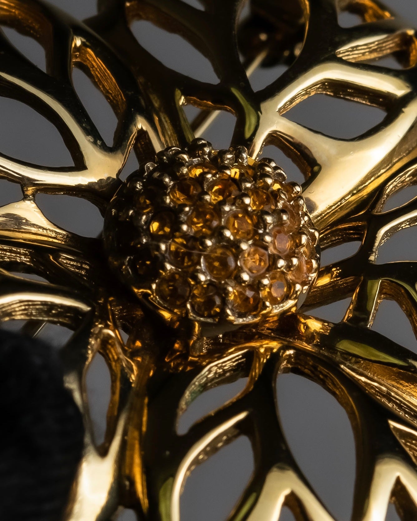 "Christian Dior" Floral motif gold brooch