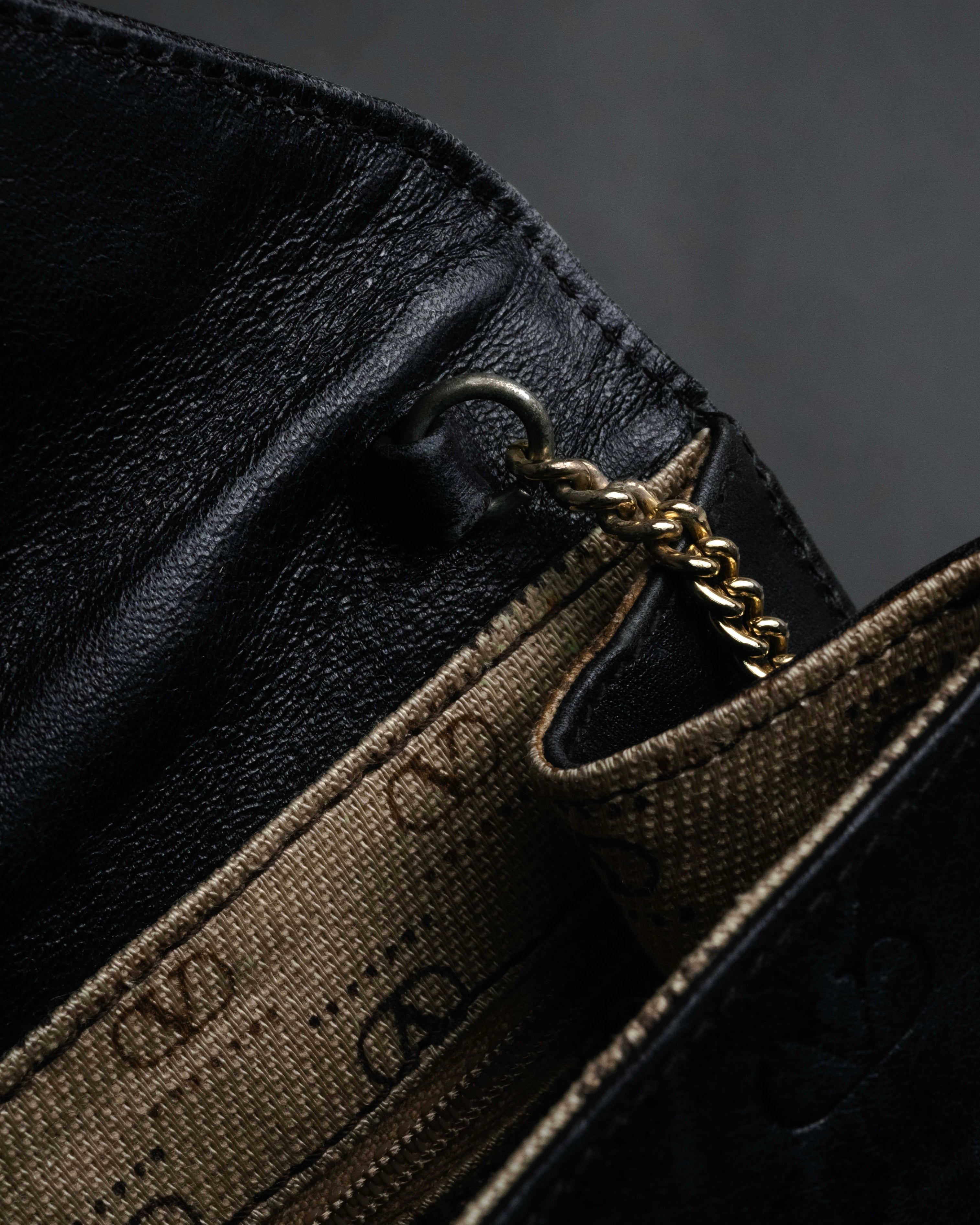 “VALENTINO” 80’s-90’s Embossed V logo chain clutch bag