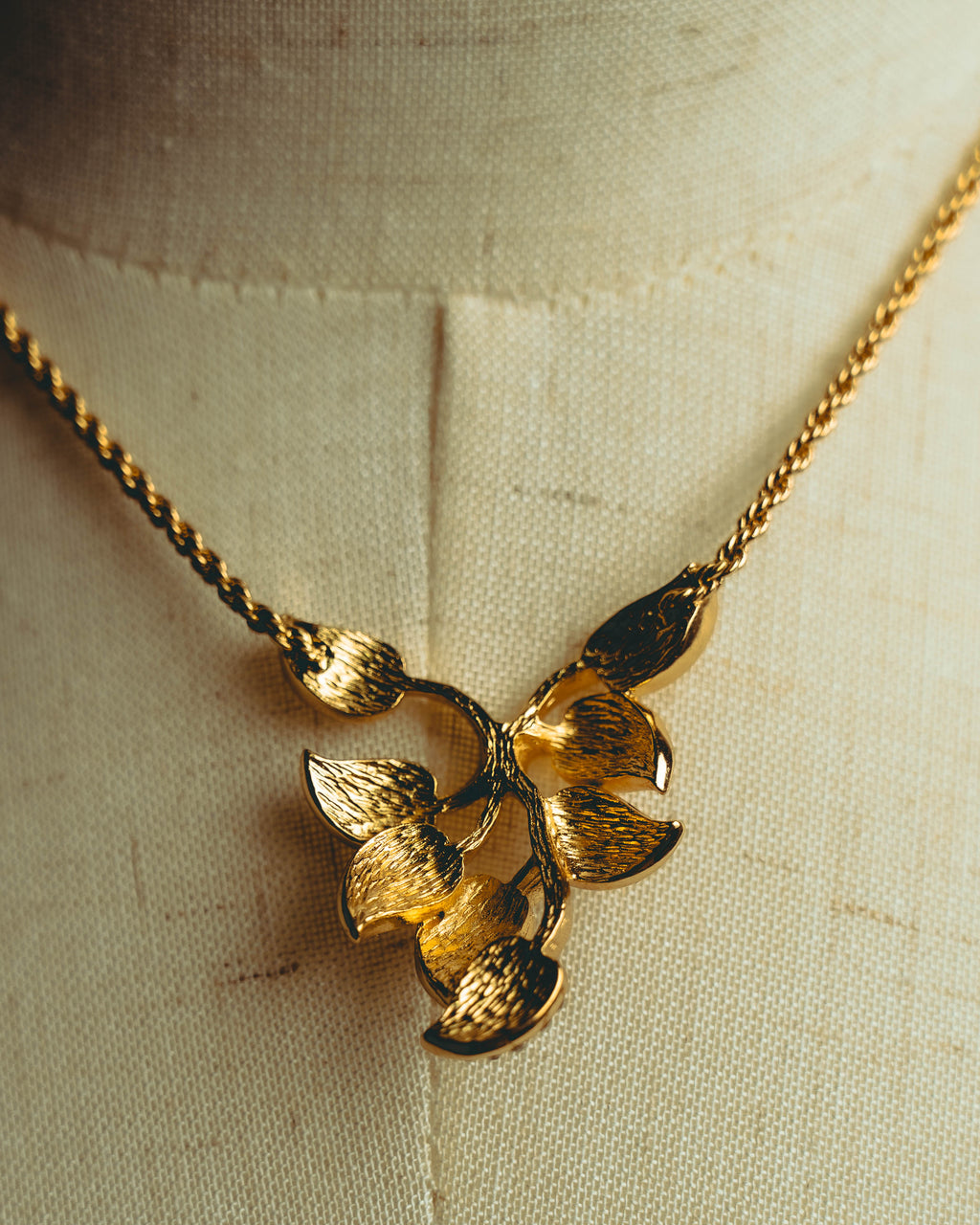 -SPECIAL- “Christian Dior” 80’s-90’s Vintage botanical leaf rhinestone pendant necklace