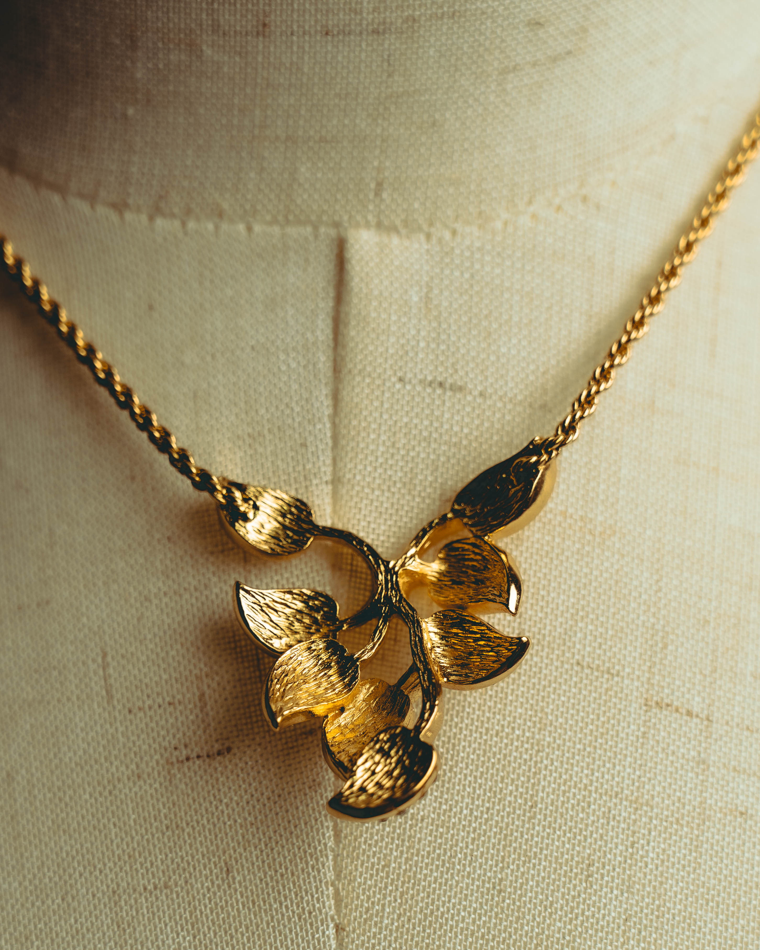 -SPECIAL- “Christian Dior” 80’s-90’s Vintage botanical leaf rhinestone pendant necklace