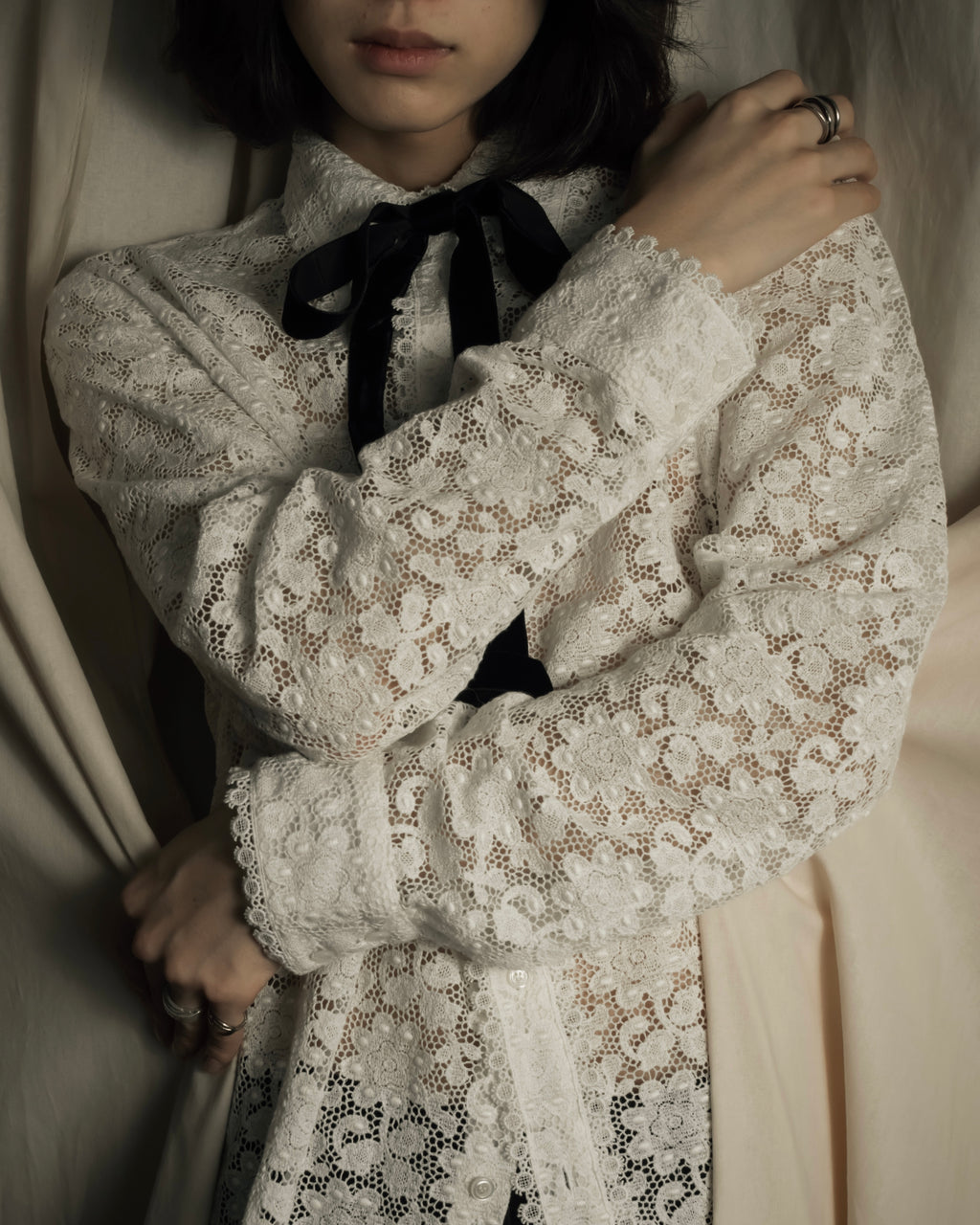 "GUCCI" Michele period floral lace design bow tie shirt