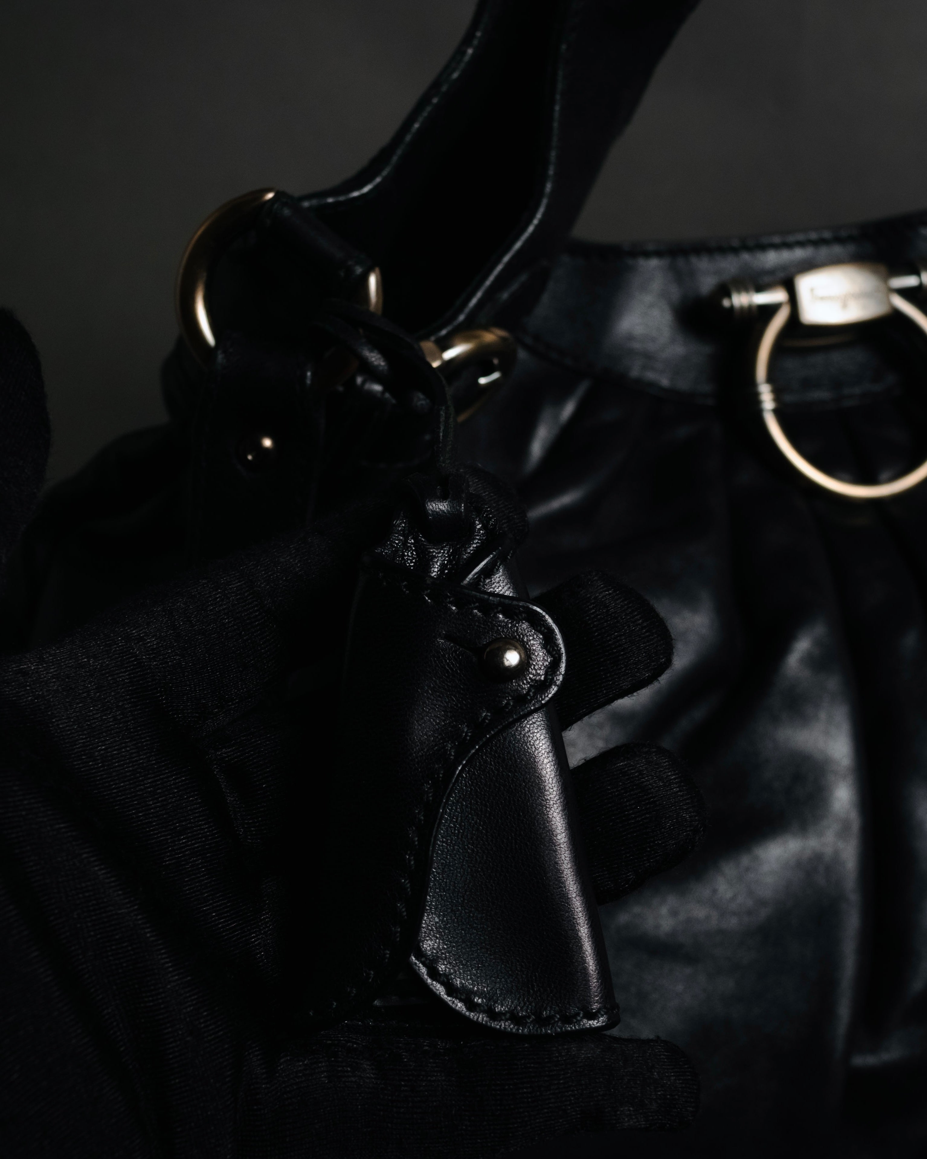 –SPECIAL– "Salvatore Ferragamo"
00’s Gancini ring-gathered nappa 2way bag