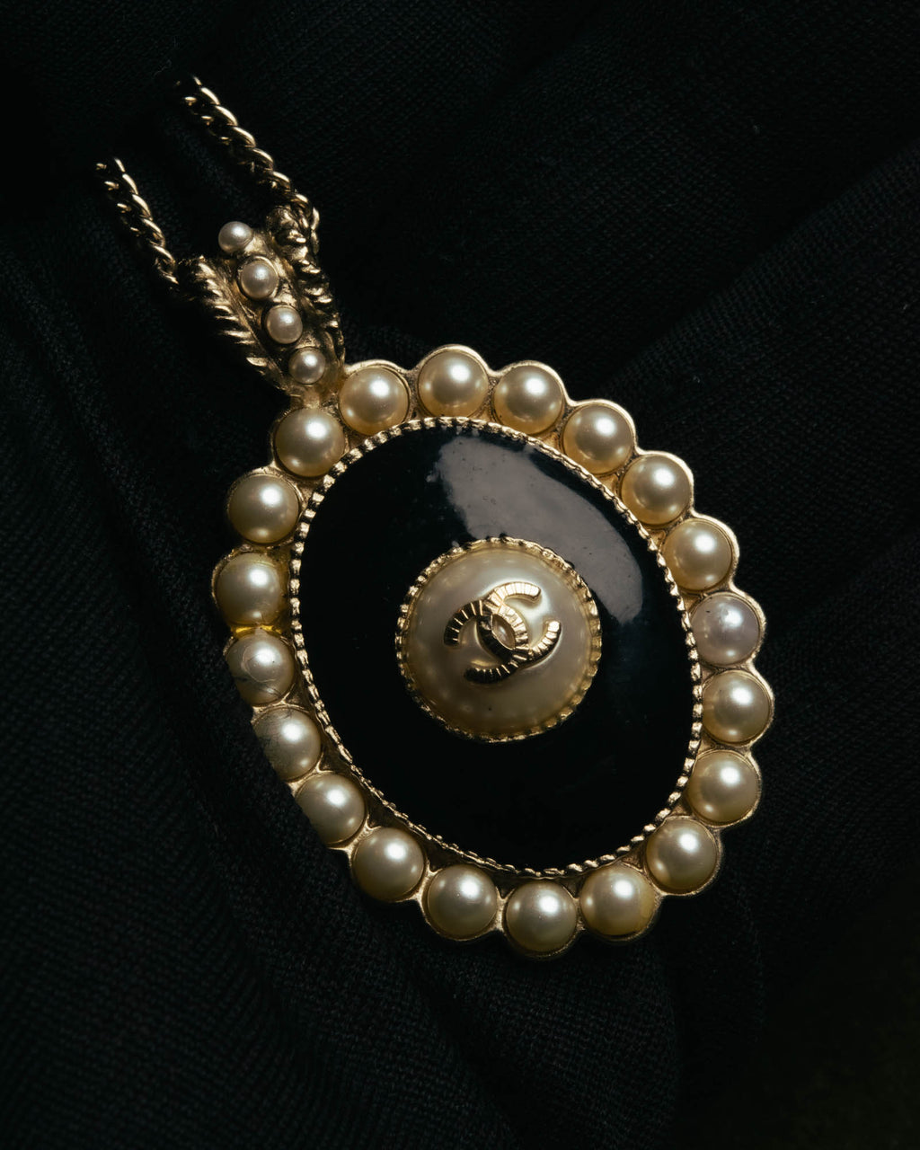 -SPECIAL- “CHANEL” 2017 Cruise Collection Pearl trimmed black pendant necklace