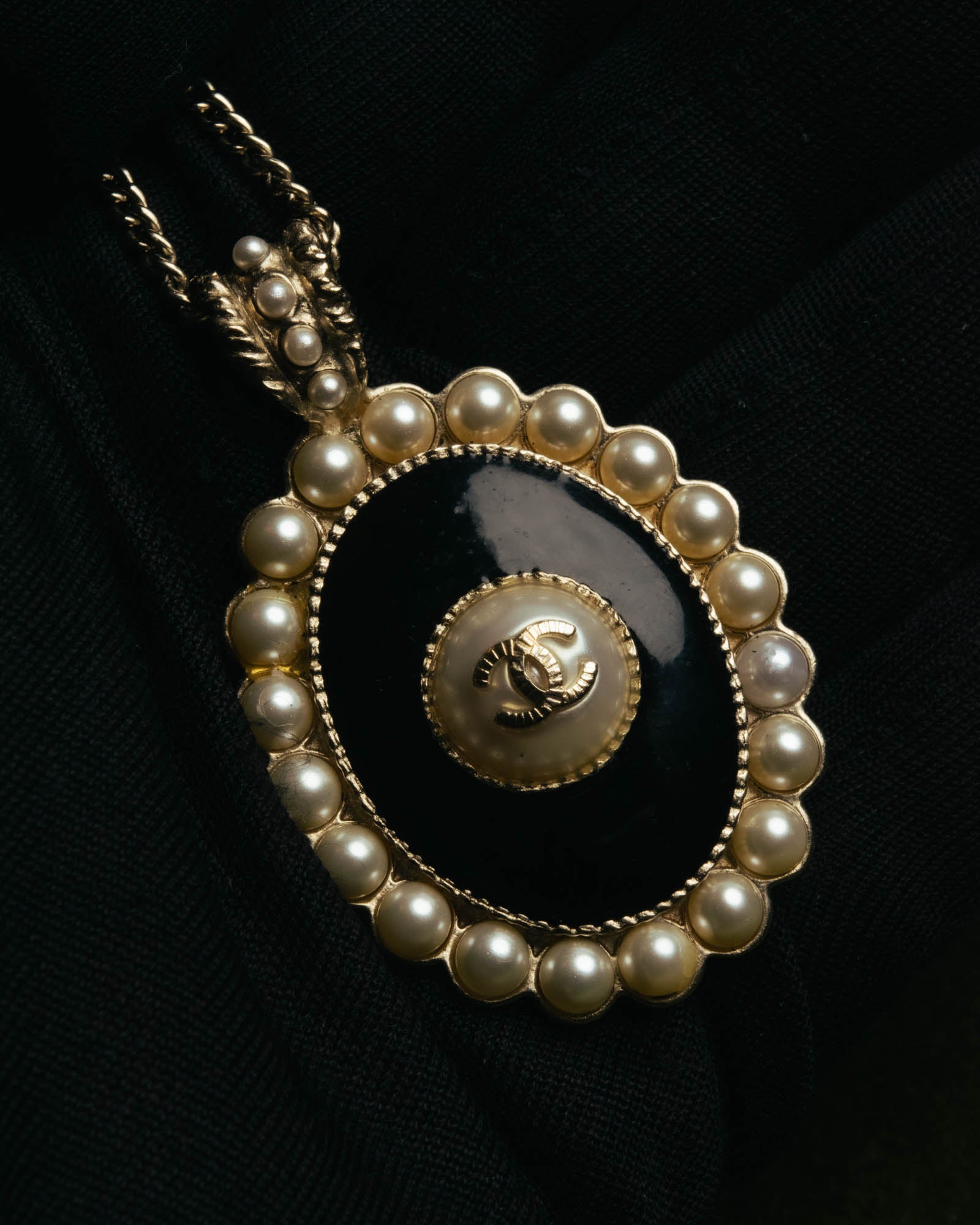 -SPECIAL- “CHANEL” 2017 Cruise Collection Pearl trimmed black pendant necklace