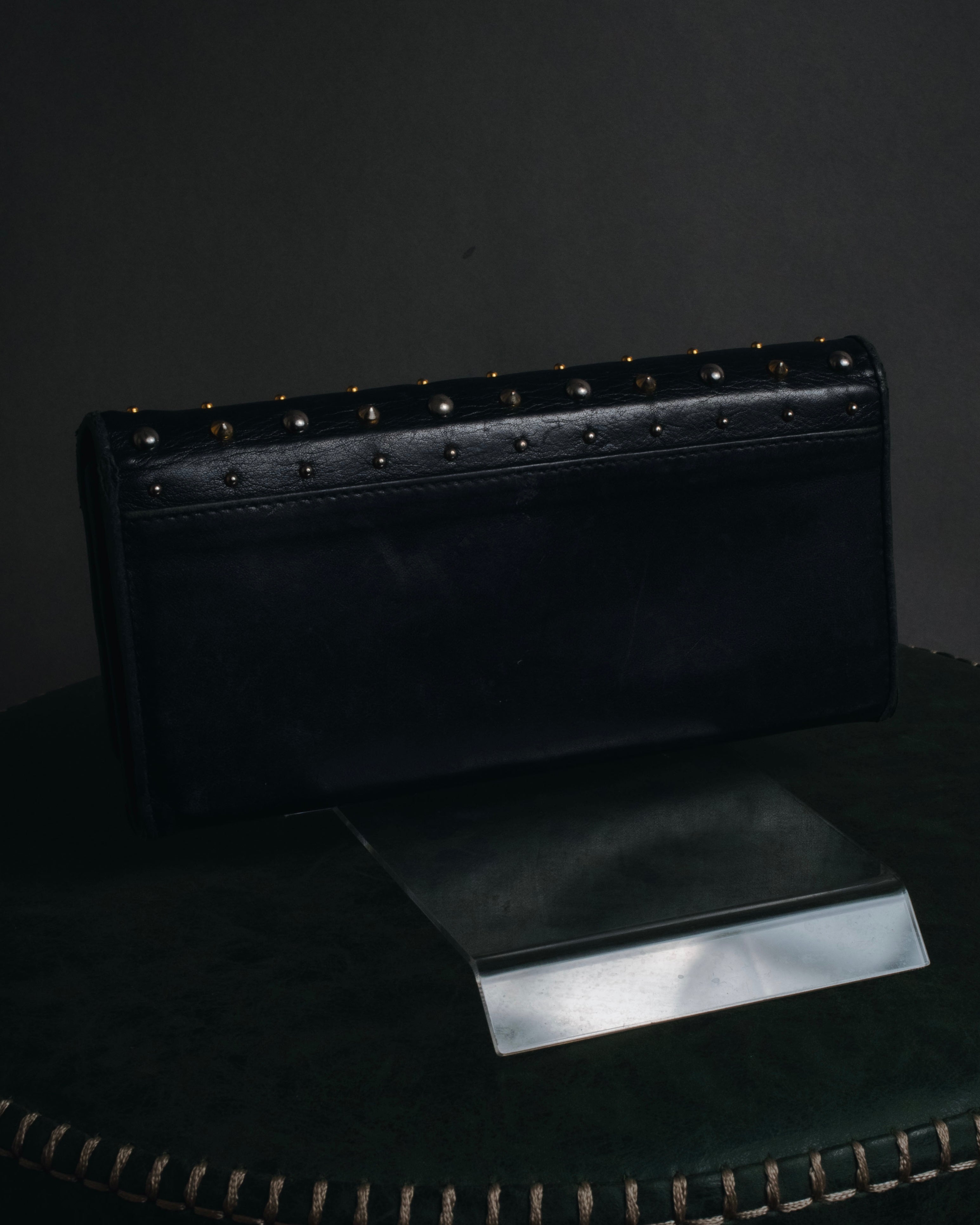 miu miu ブラック レザー ケース スタッズ 財布 ビンテージ MIU MIU (ミュウミュウ) - スタッズ レザー フラップ 長財布