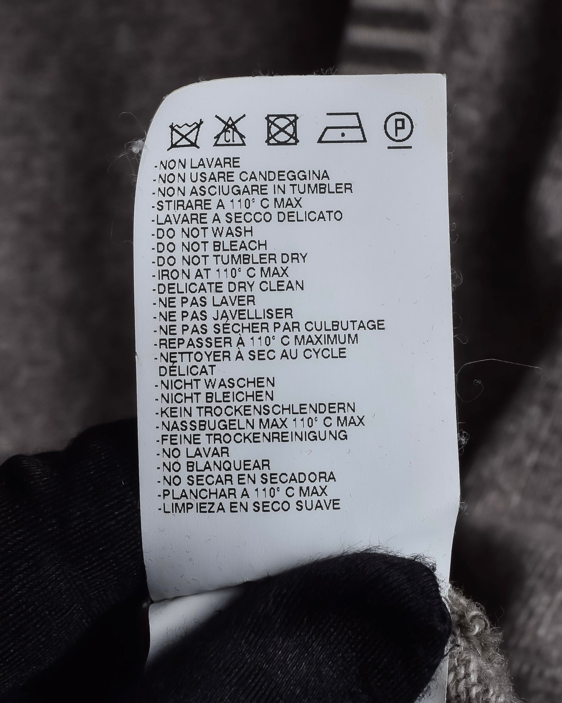 "MAISON MARGIELA" 13AW Patch accented low gauge wool cardigan