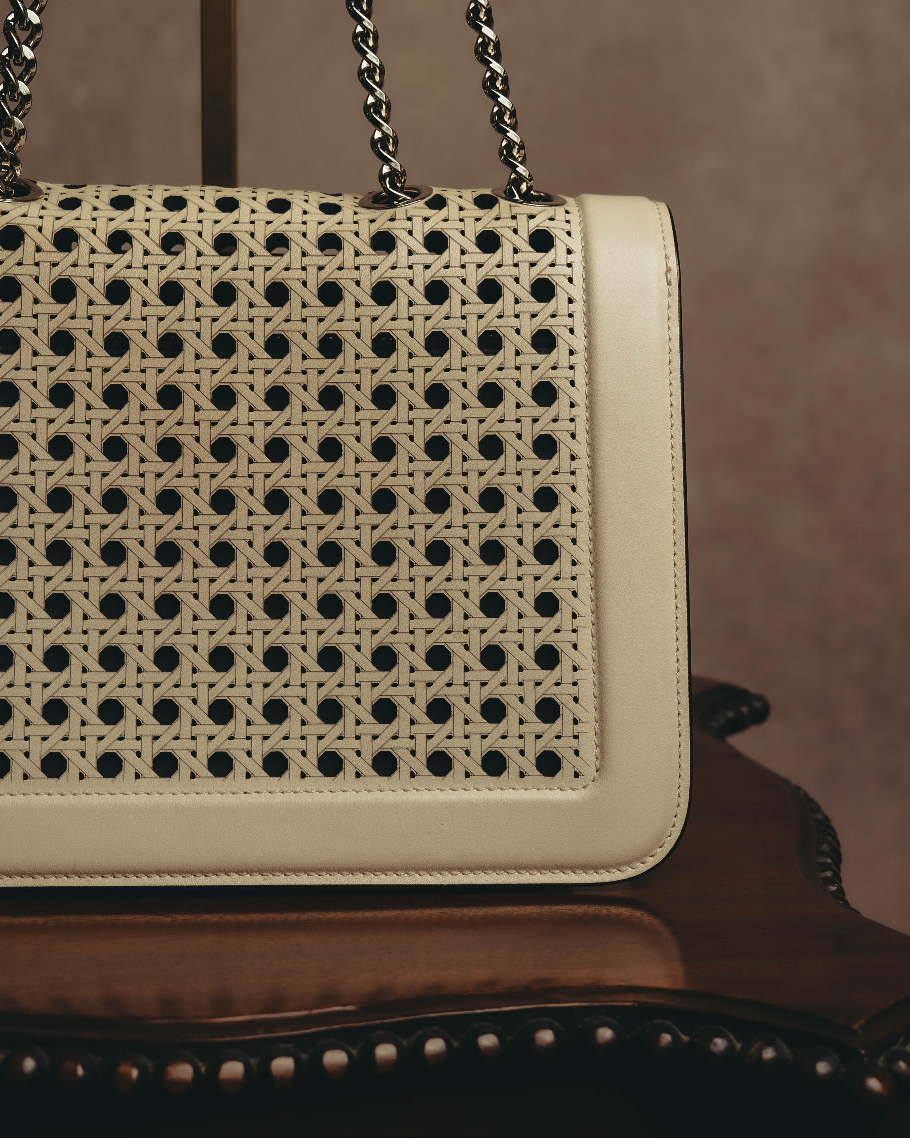 "Salvatore Ferragamo" 2010's-20's Ivory perforated leather chain shoulder bag
