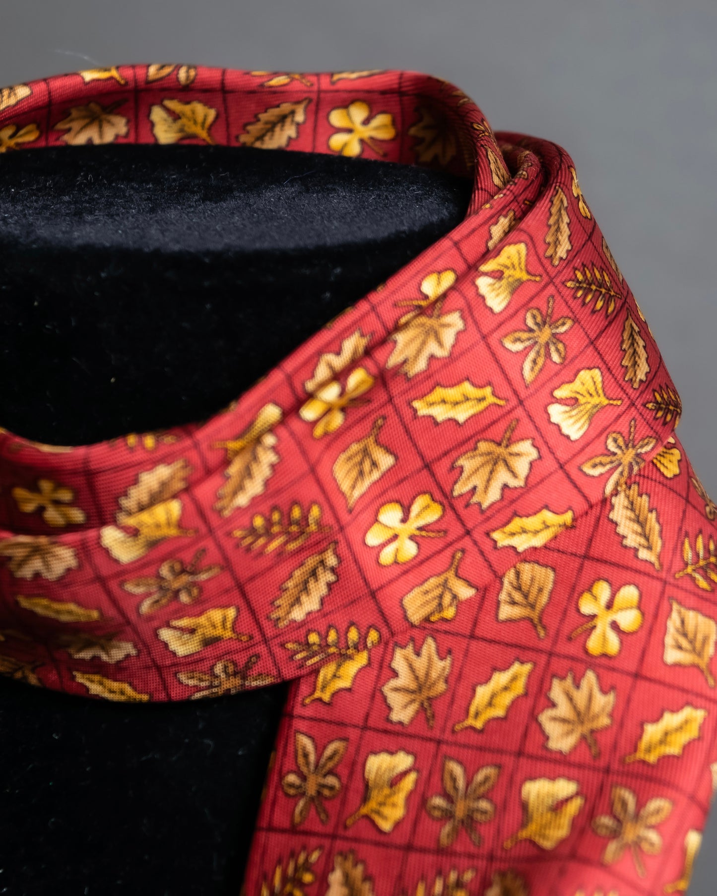 "HERMES" 100% silk fallen leaves pattern neck tie