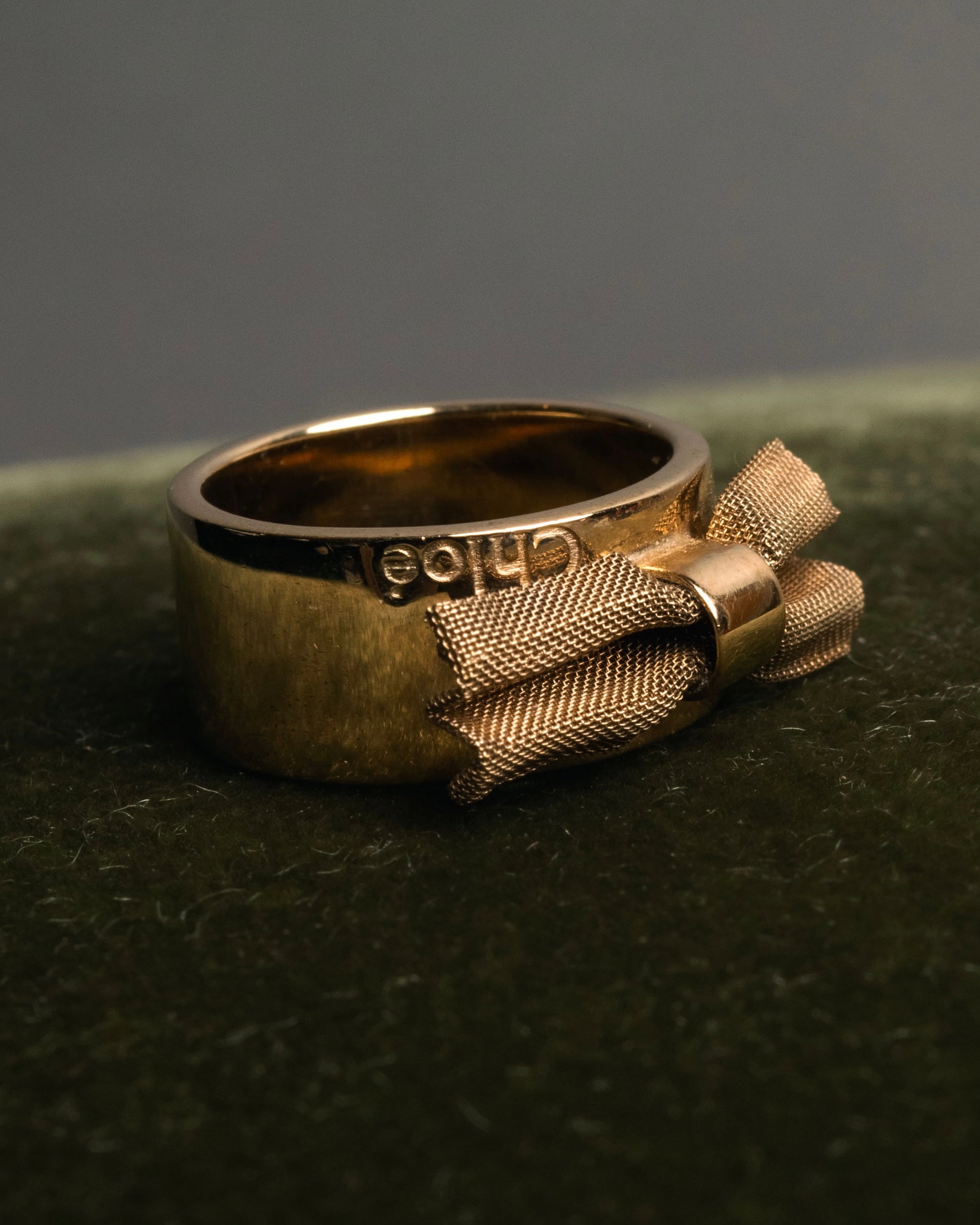 “Chloé” 2010’s mesh ribbon gold ring
