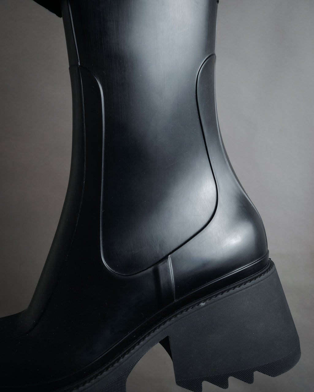 “Chloé” 2020’s Sculptural shark sole rain boots