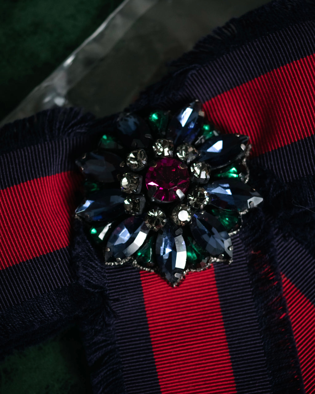 “GUCCI” 2016–2019 Web stripe crystal bow brooch