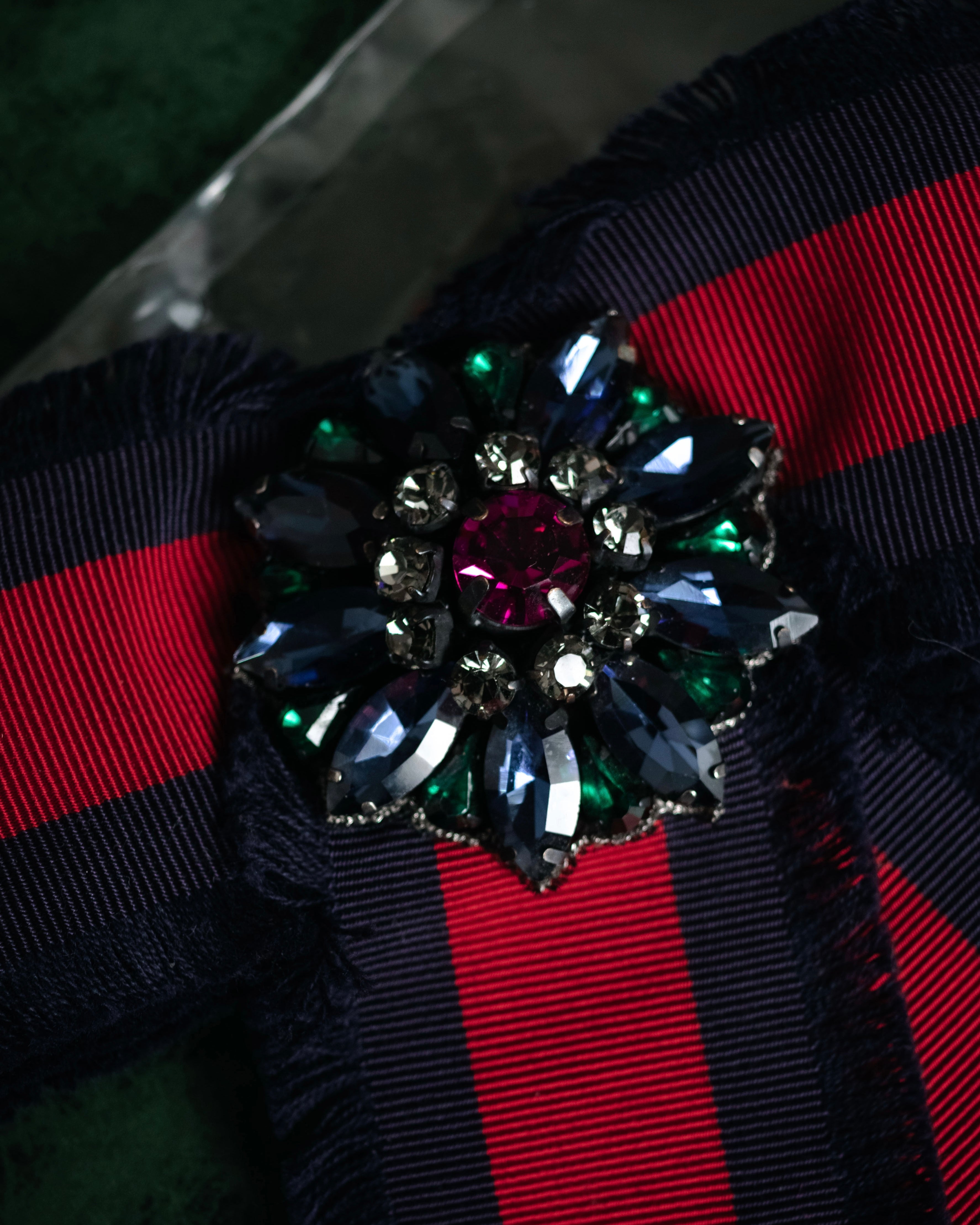 “GUCCI” 2016–2019 Web stripe crystal bow brooch