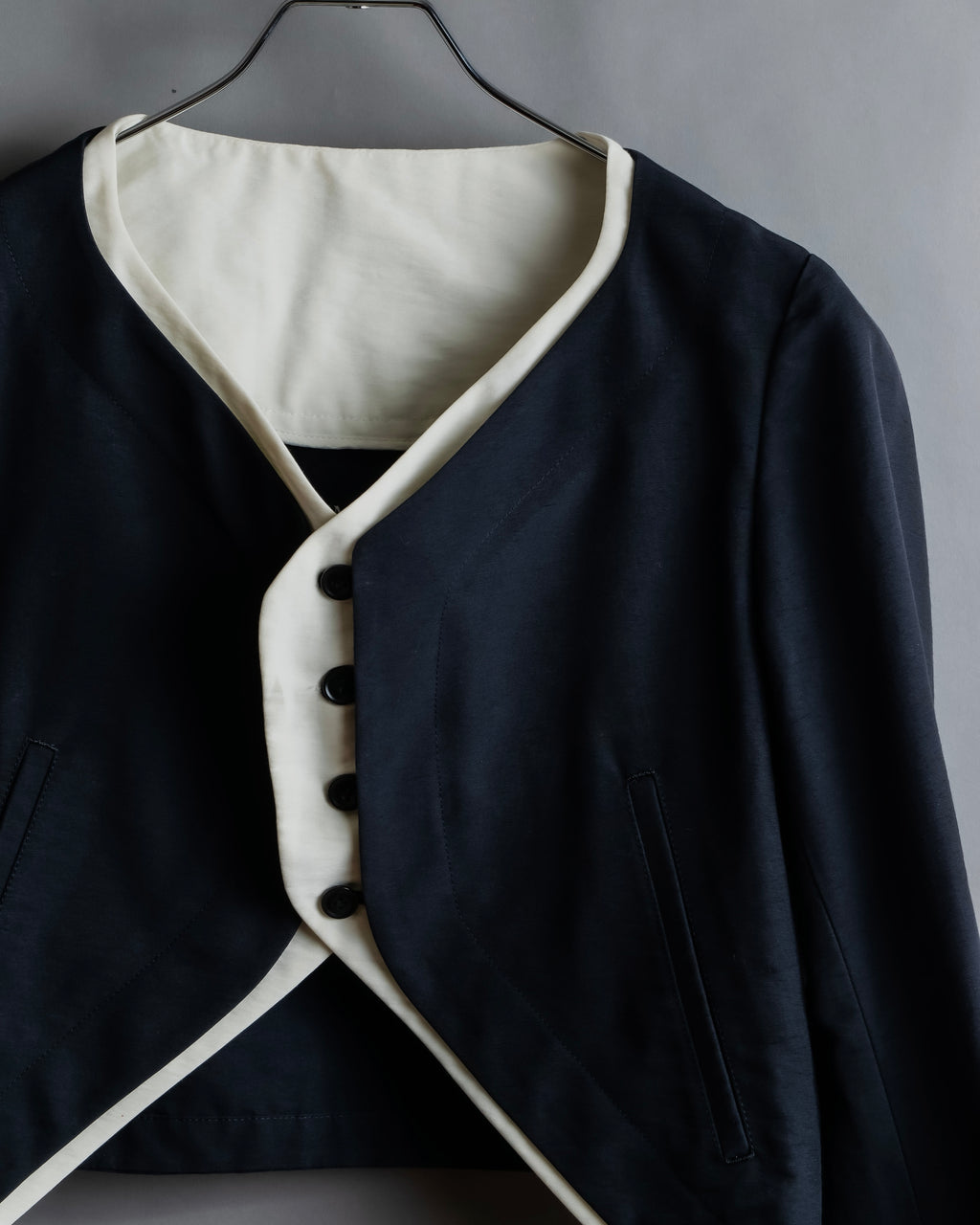 "LIMI feu" Cleric design inverted V-shaped hem short length jacket