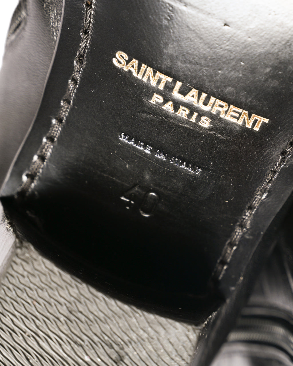 ブーツ内側のインソールに入った「SAINT LAURENT PARIS」刻印と、イタリア表記40のサイズ表記を捉えたディテールカット。