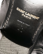 ブーツ内側のインソールに入った「SAINT LAURENT PARIS」刻印と、イタリア表記40のサイズ表記を捉えたディテールカット。