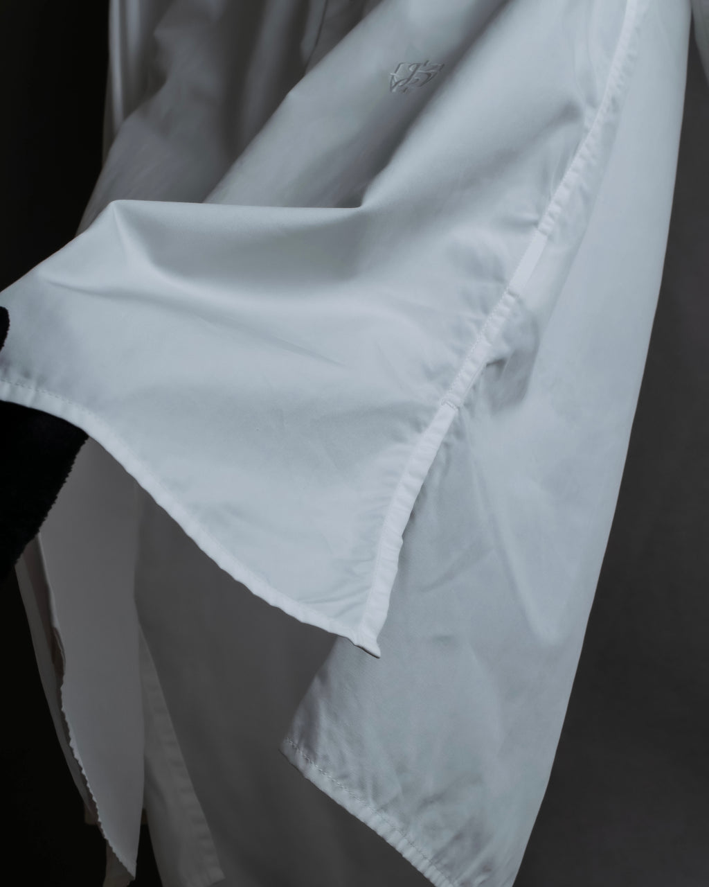 "BURBERRY" Wide collar embroidered emblem white shirt