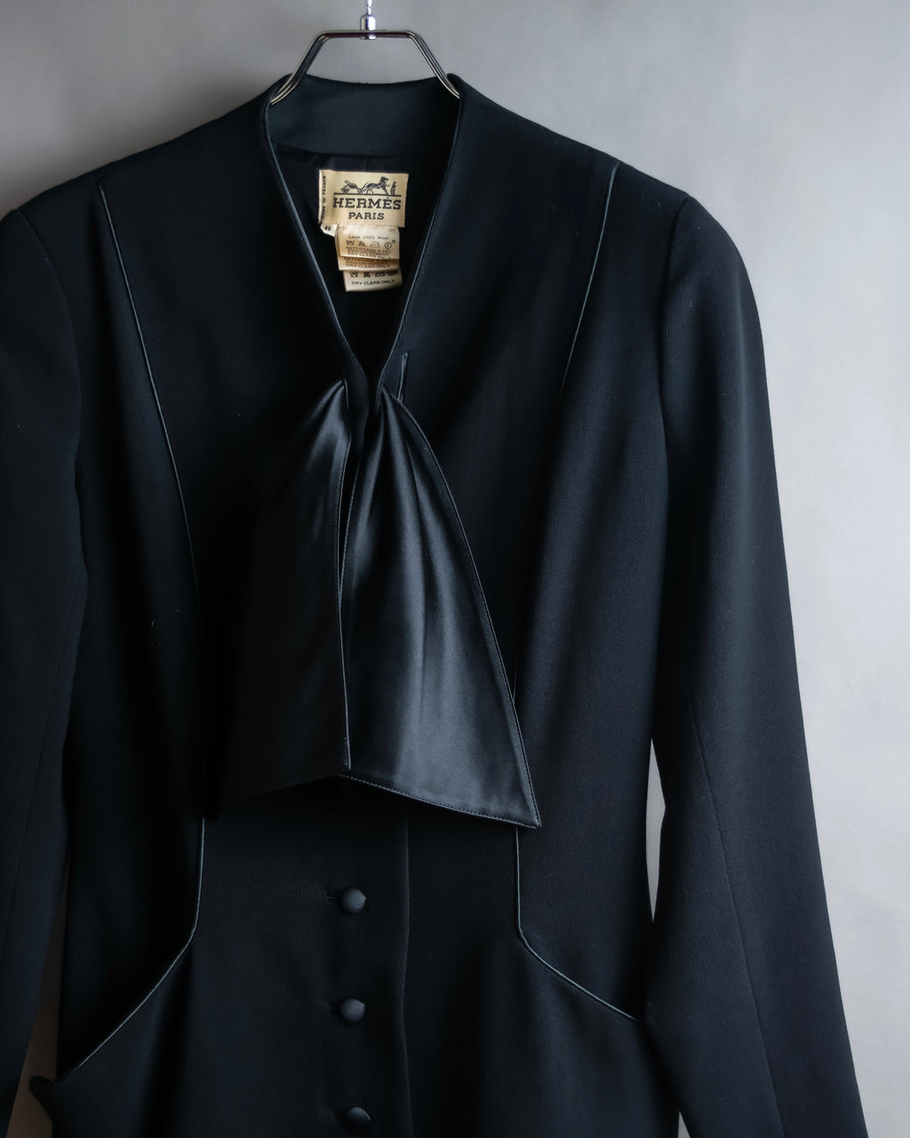 "HERMES" Ribbon scarf detail shaped coat