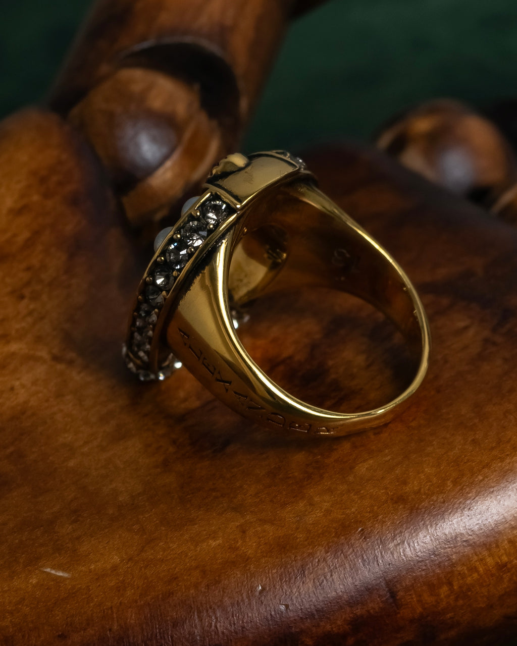 "Alexandar McQueen" Horseshoe motif red stone top ring