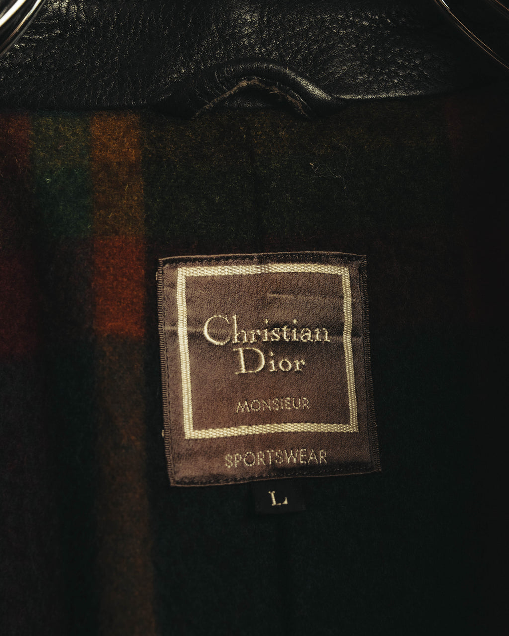 内側のダークグリーンを基調とした多色チェック柄の起毛生地に配された、Christian Dior Monsieur Sportswearの織りネームと独立したLサイズ表記。