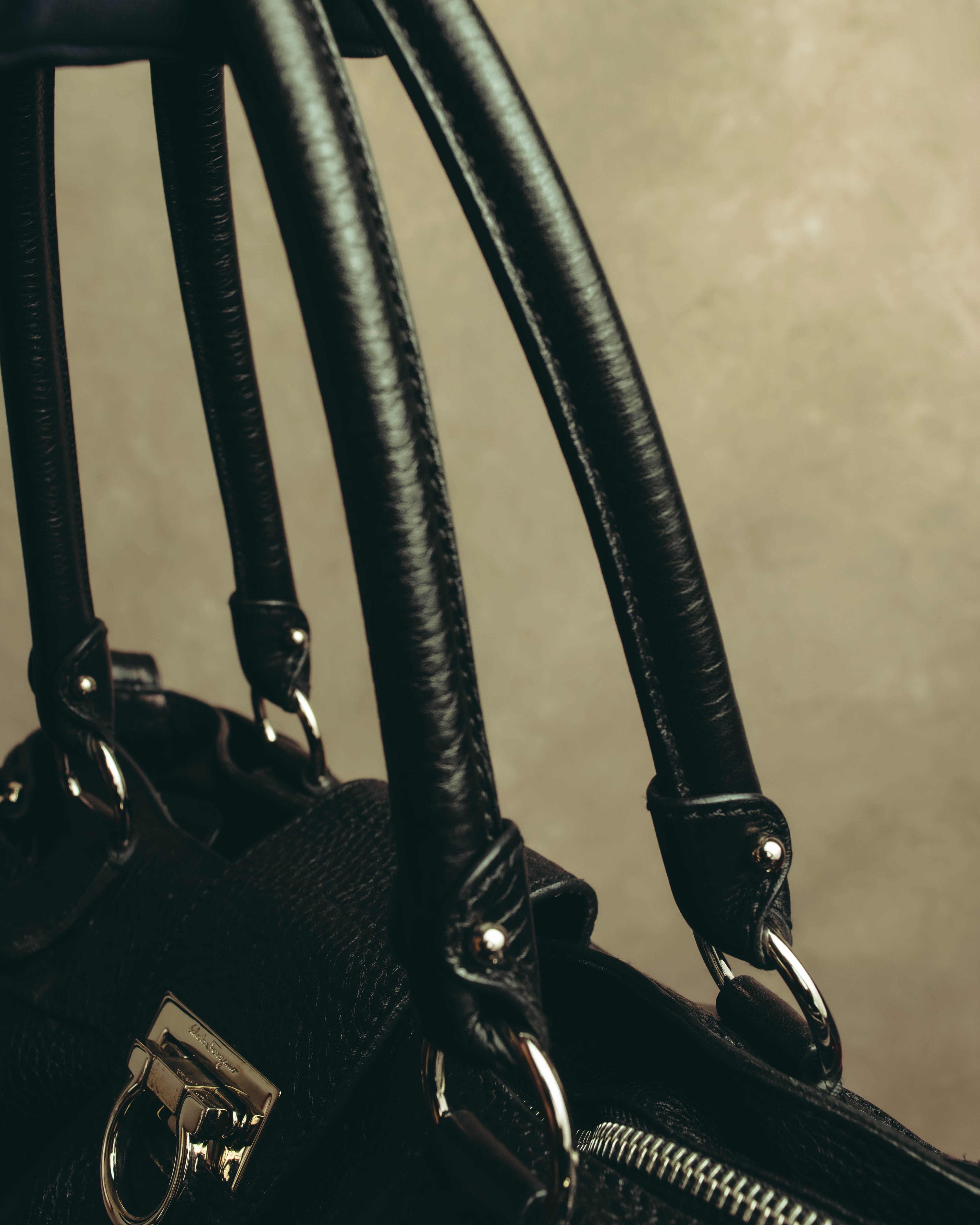 “Salvatore Ferragamo” 00’s-10’s Gancini pebbled leather handbag
