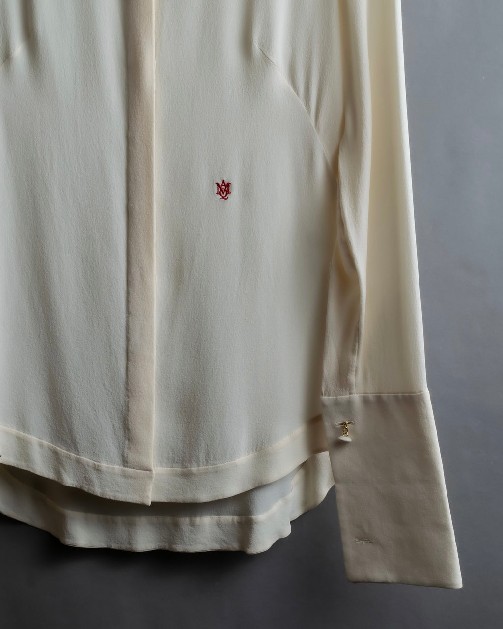 Camisa de seda con bordado en forma de logotipo "Alexandar McQueen" sin cuello