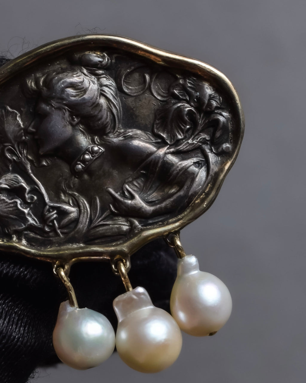 "Vintage engraved relief motif pearl brooch"