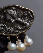 "Vintage engraved relief motif pearl brooch"