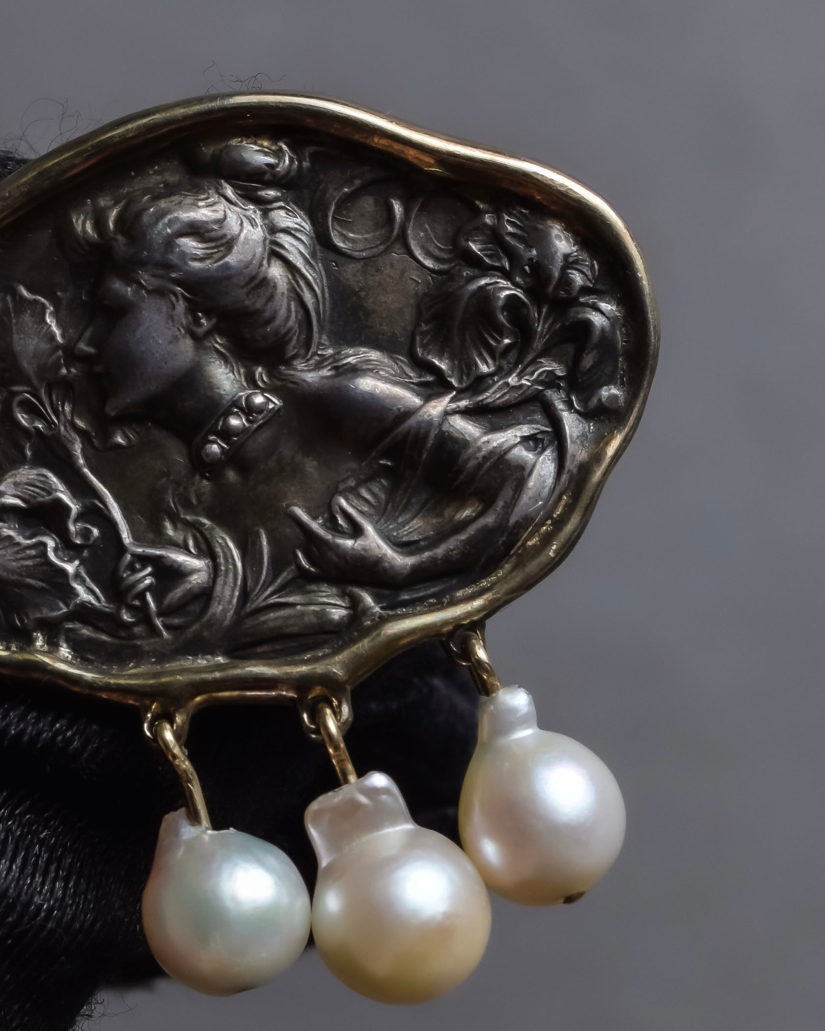 "Vintage engraved relief motif pearl brooch"
