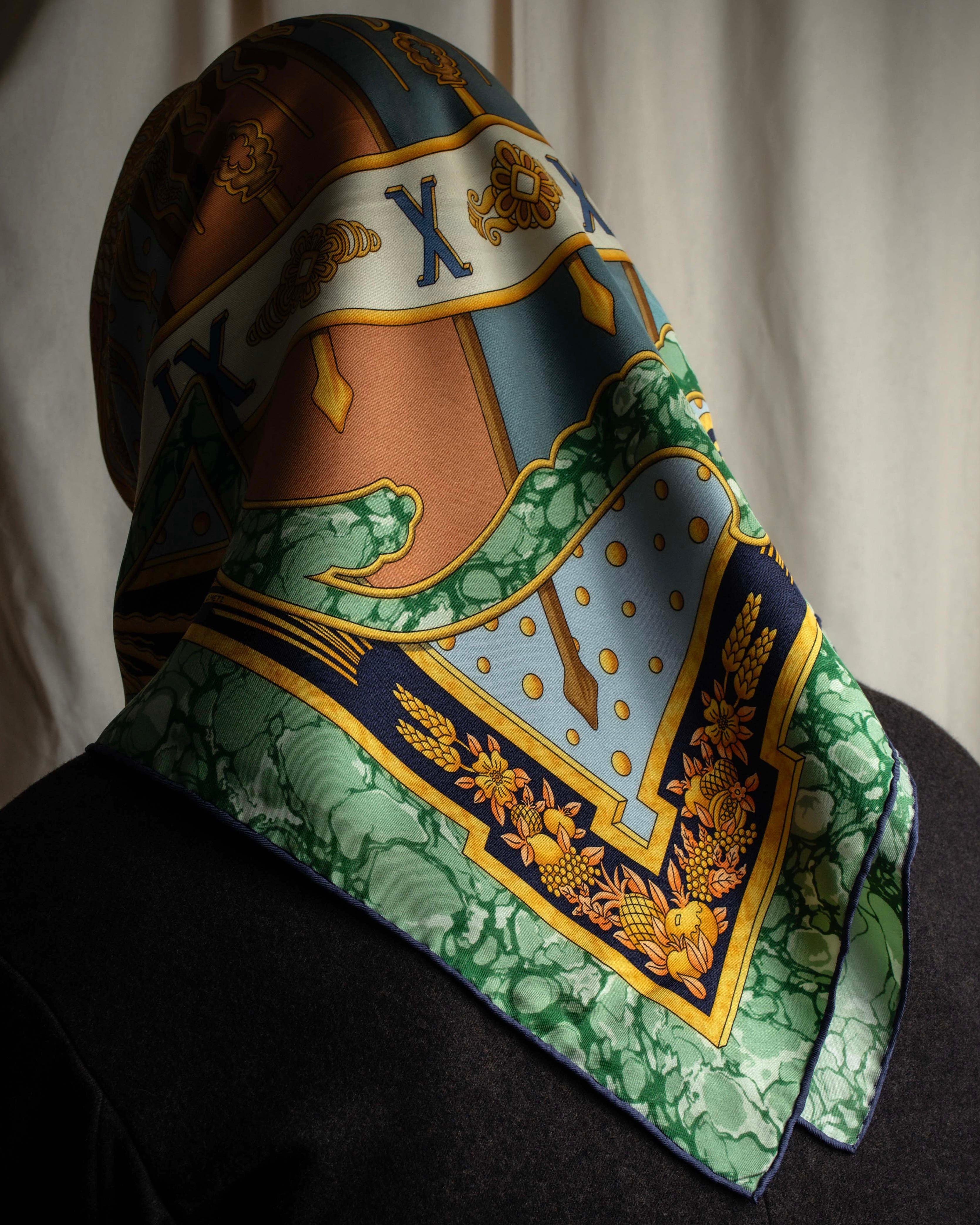 "HERMES" Carpe Diem design Carré 90 silk scarf