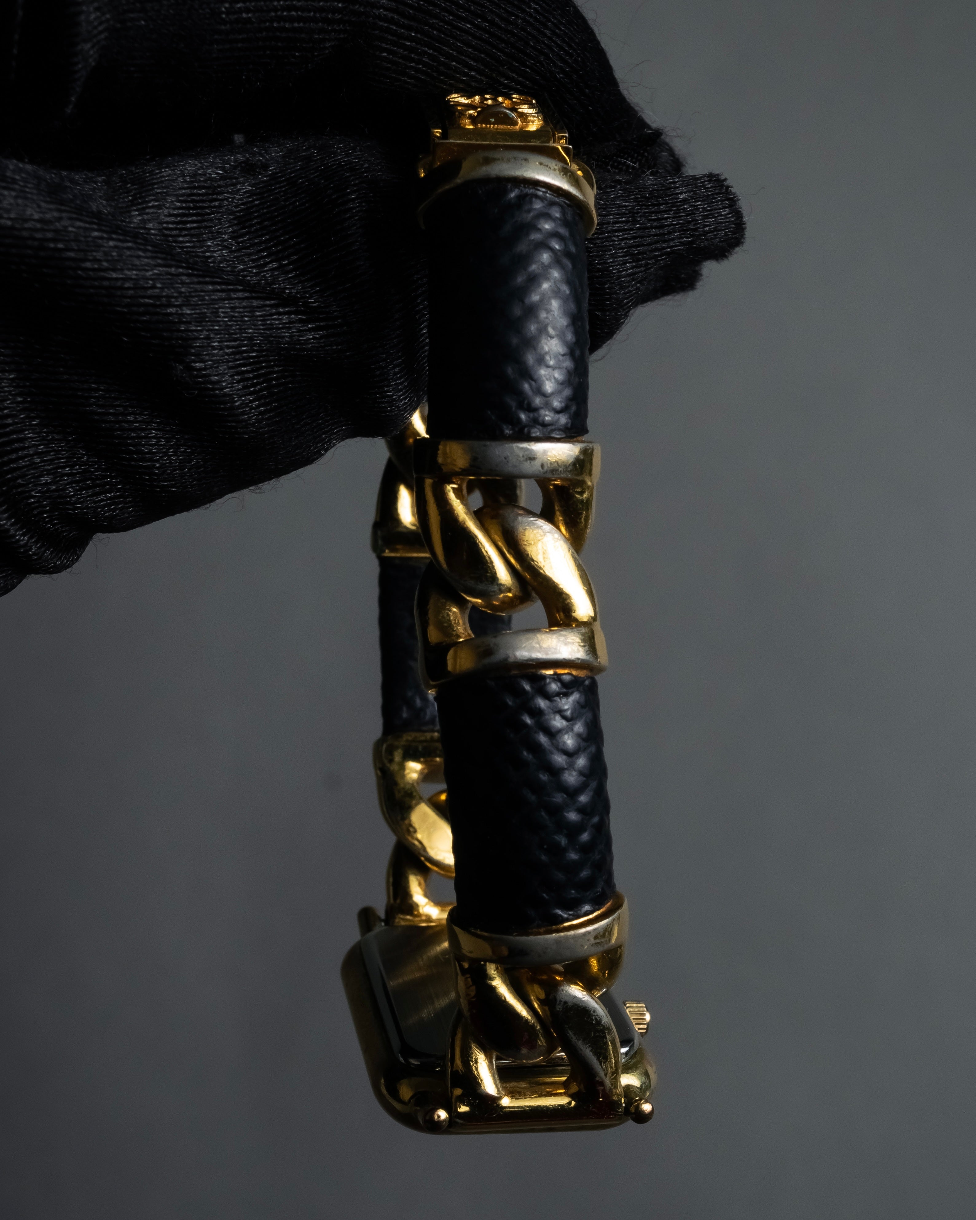 "LOEWE" 90's Square forum relief design watch