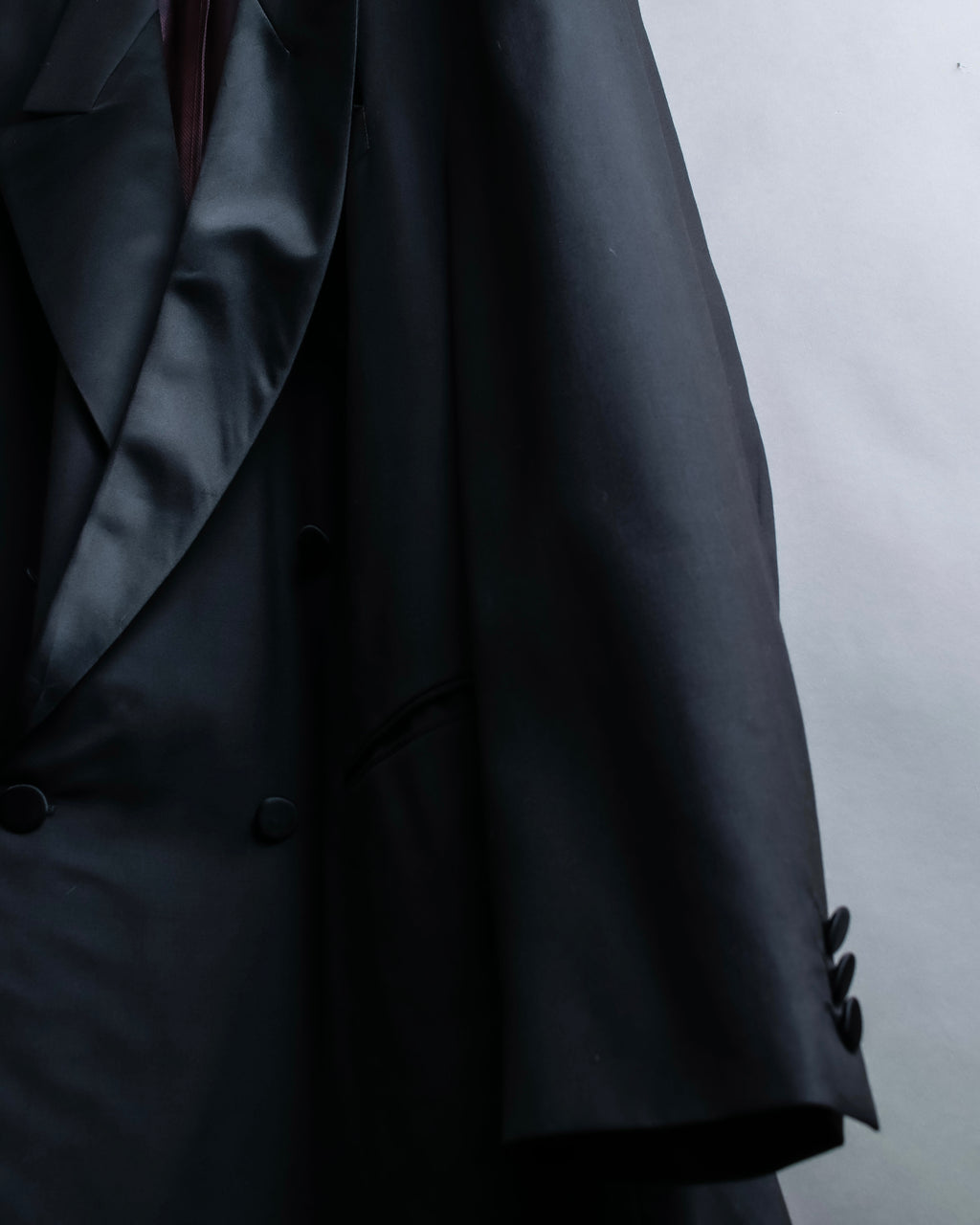 “INCOGUITO“ Shiny peak lapel double breasted tailored jacket