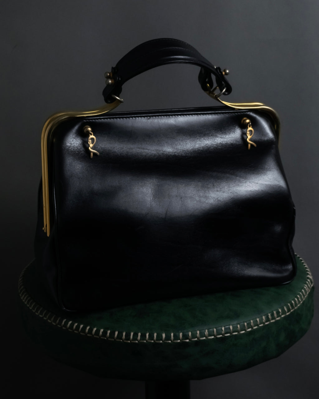 "Roberta Di Camerino" Logo motif charm design modern doctor bag