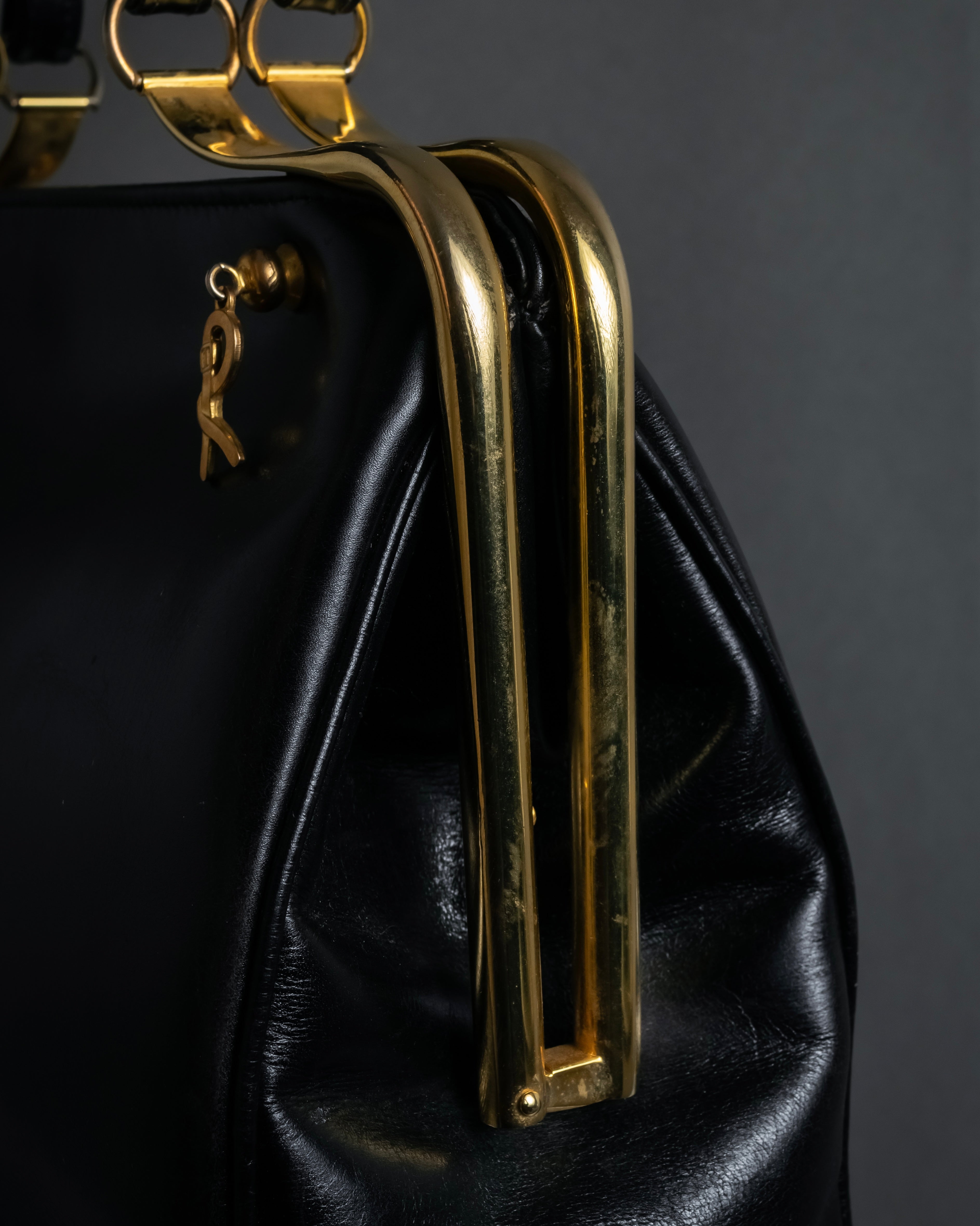 "Roberta Di Camerino" Logo motif charm design modern doctor bag