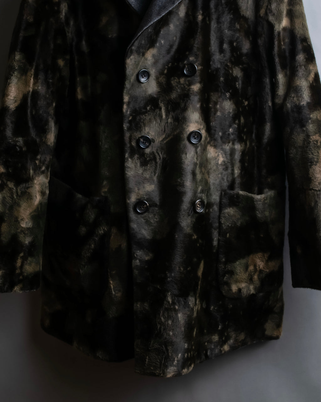 "tricot COMME des GARCONS" 
Double-breasted reversible fur tailored coat