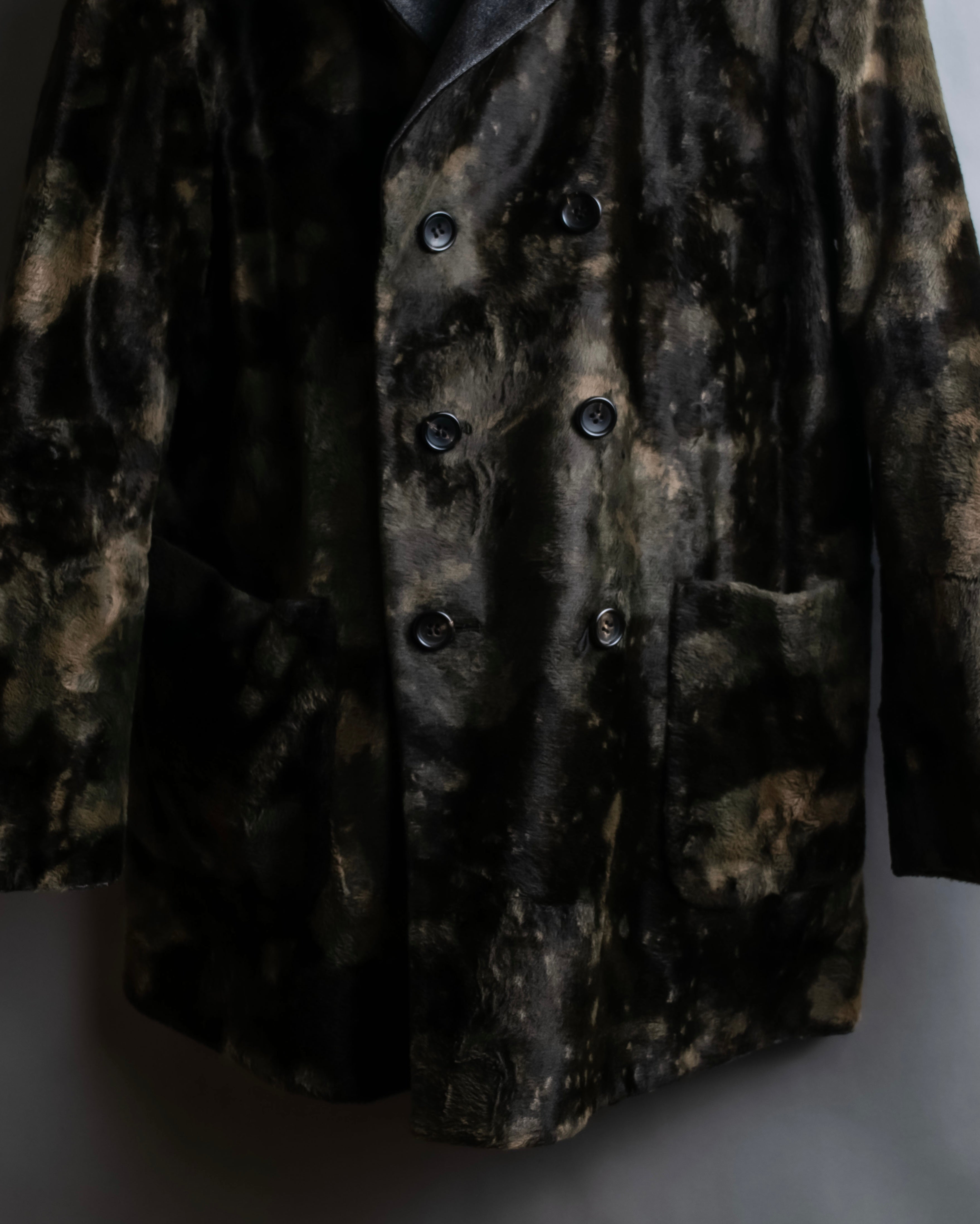 "tricot COMME des GARCONS" 
Double-breasted reversible fur tailored coat