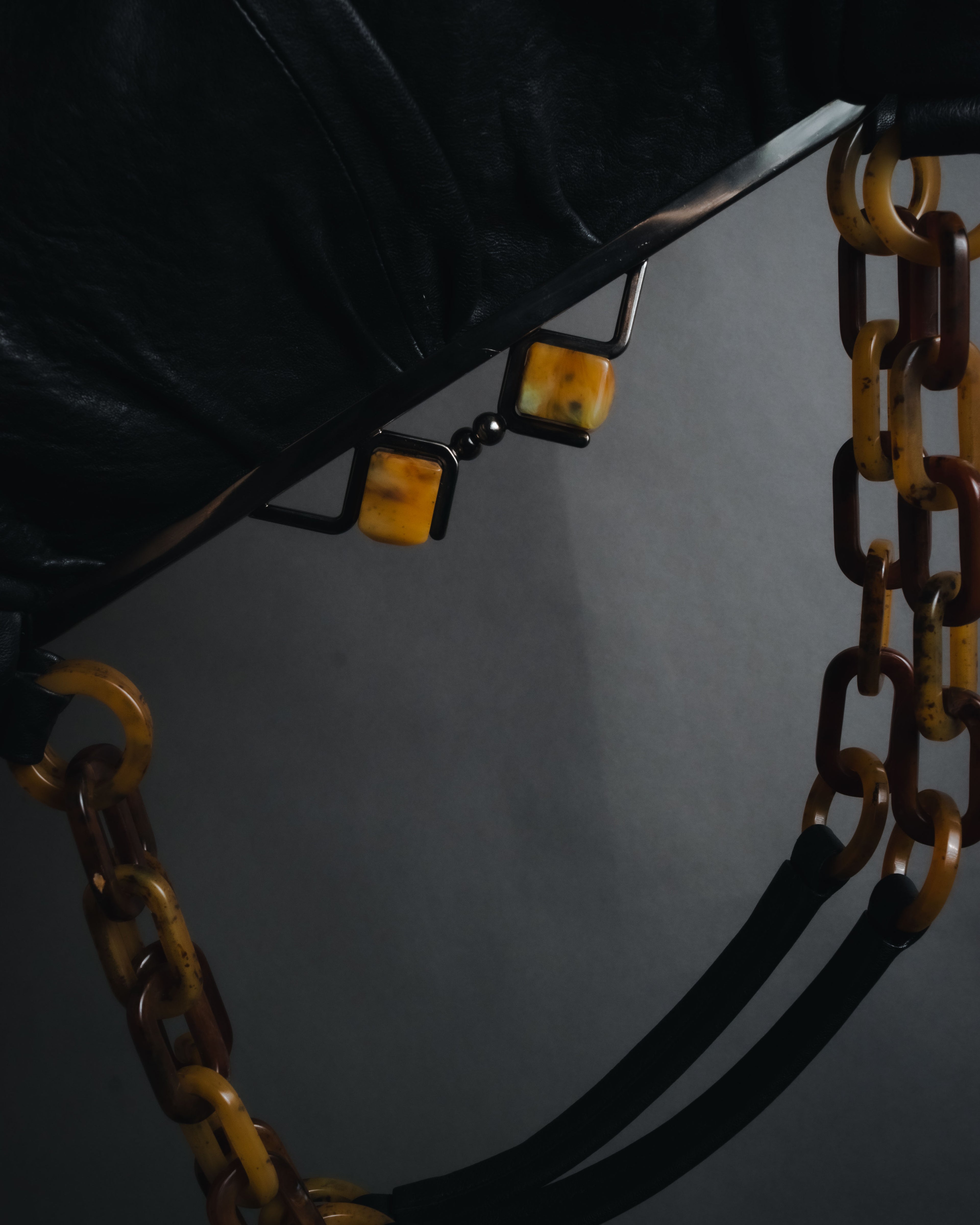 –SPECIAL– "MIU MIU"
Early 2000s bakelite effect chain frame bag